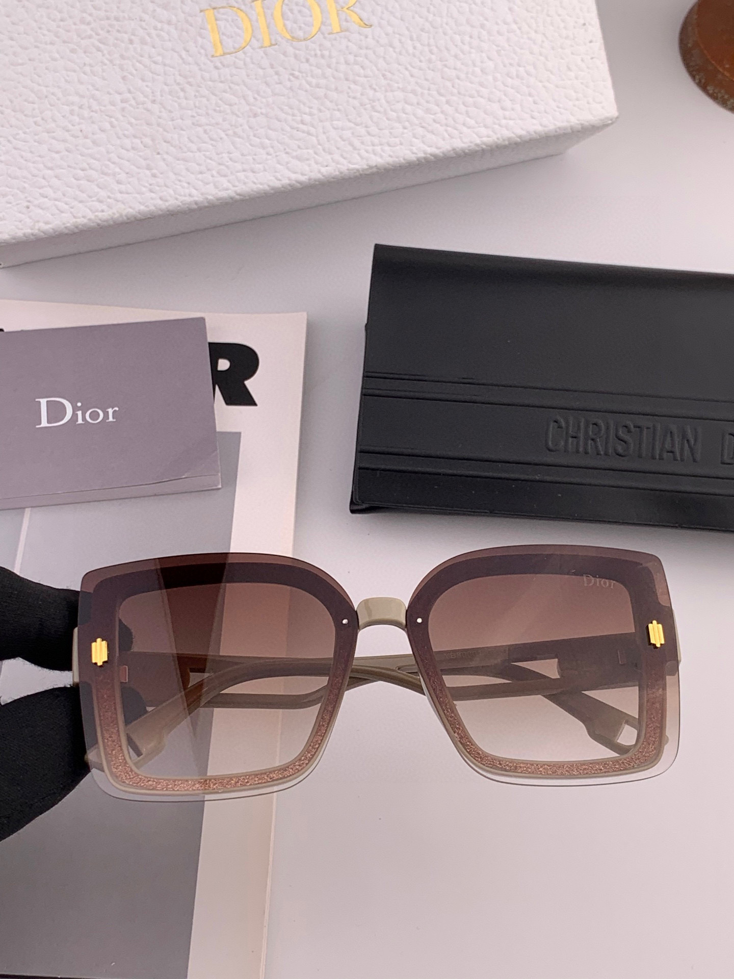   DIOR 2025开春新款 方框太阳镜 各路网红纷纷带起气场满分‼️ 俏皮甜美.上脸效果更佳.金属质