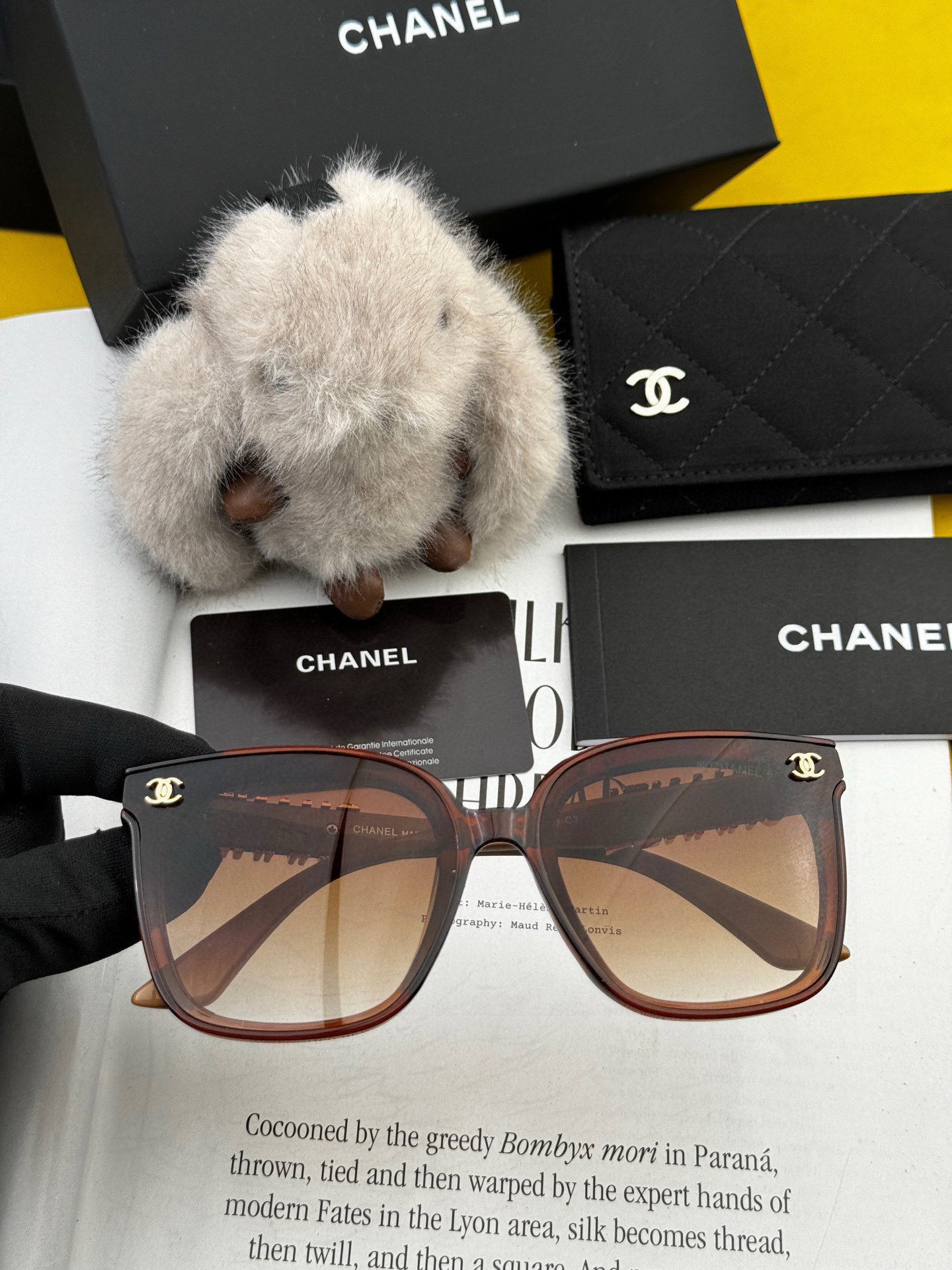    Chanel大框太阳镜墨镜  经典的方框设计，不挑脸型，无论搭配大衣还是连衣裙都非常显气质偏光镜片