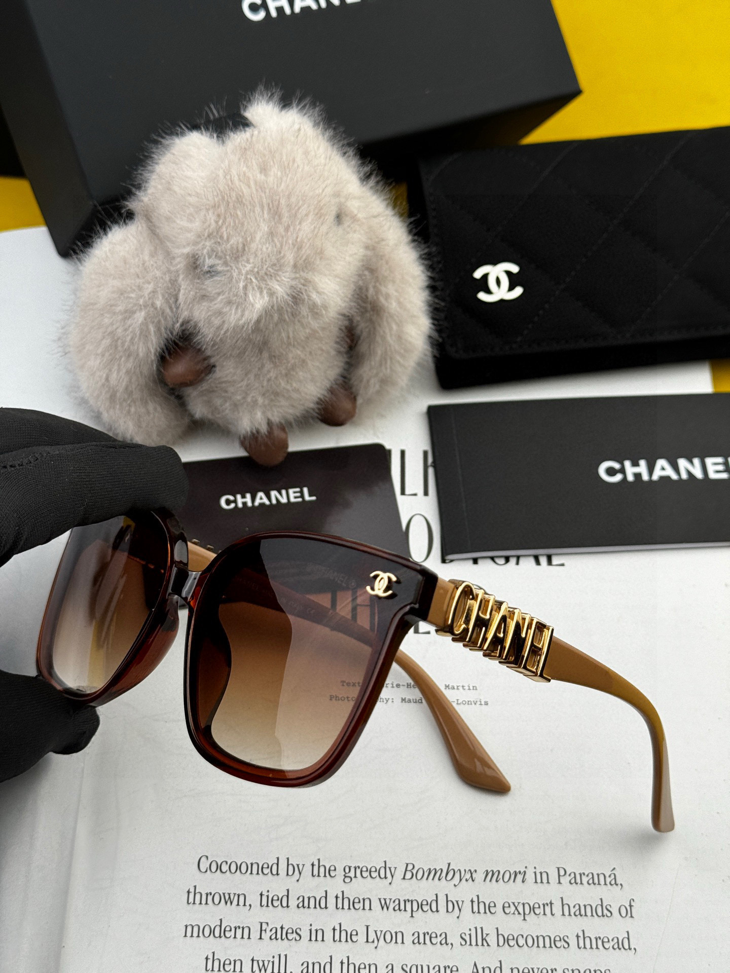    Chanel大框太阳镜墨镜  经典的方框设计，不挑脸型，无论搭配大衣还是连衣裙都非常显气质偏光镜片