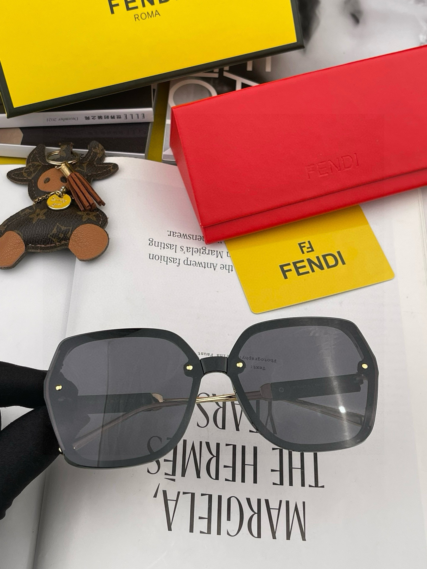  芬迪 2025开春新款 方框太阳镜 各路网红纷纷带起气场满分‼️ 俏皮甜美.上脸效果更佳.金属质感超好