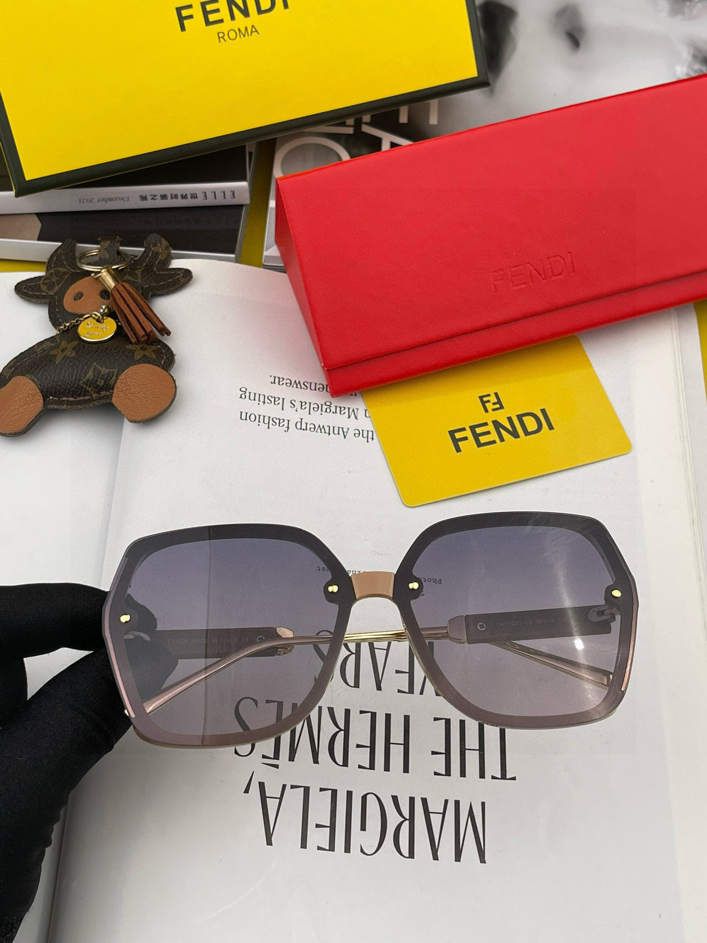  芬迪 2025开春新款 方框太阳镜 各路网红纷纷带起气场满分‼️ 俏皮甜美.上脸效果更佳.金属质感超好