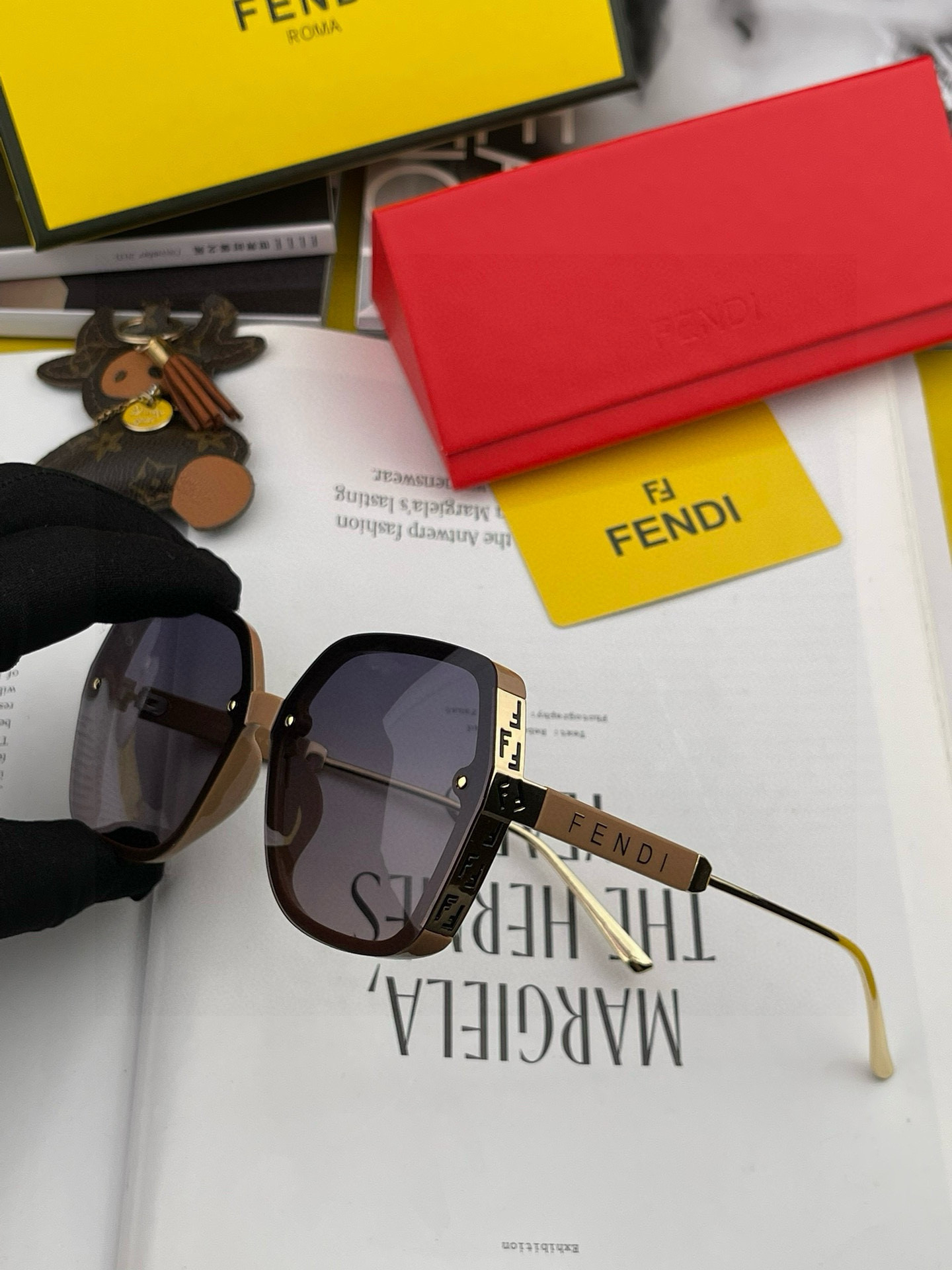  芬迪 2025开春新款 方框太阳镜 各路网红纷纷带起气场满分‼️ 俏皮甜美.上脸效果更佳.金属质感超好