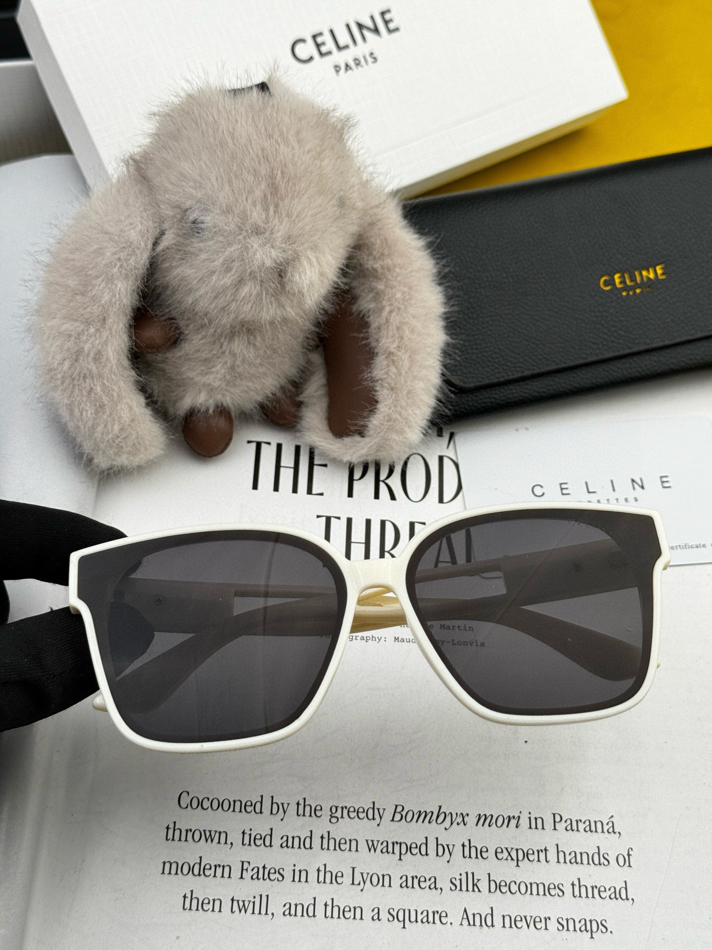 🌷🌷瑟琳
新款到货🆕🆕酷酷高品质  2⃣️色潮品强强大框型太阳镜➕简约logo装饰！太阳镜，要的赶紧哦玫