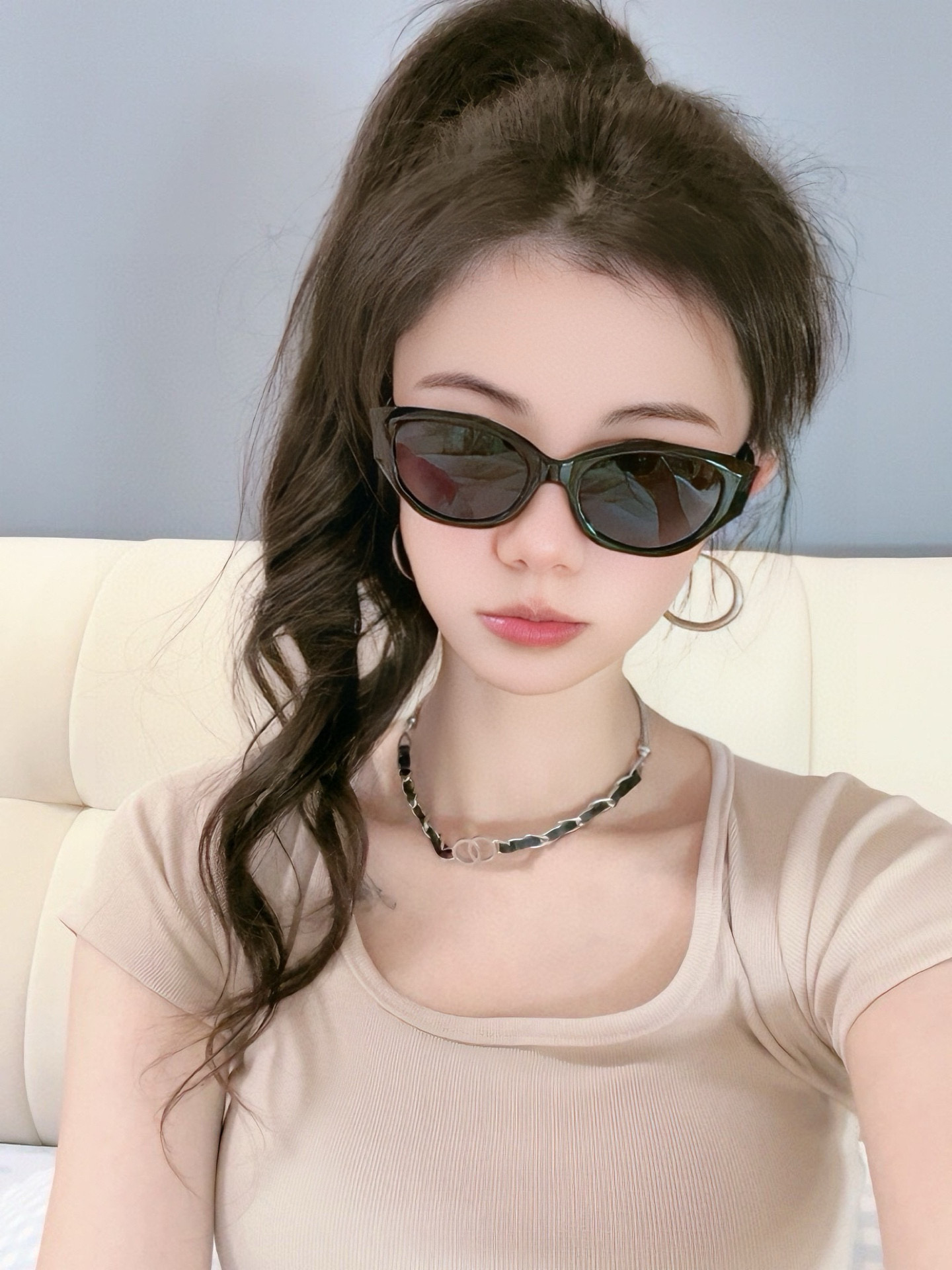    Chanel太阳镜墨镜  经典小框设计，不挑脸型，无论搭配大衣还是连衣裙都非常显气质太阳镜预防紫外