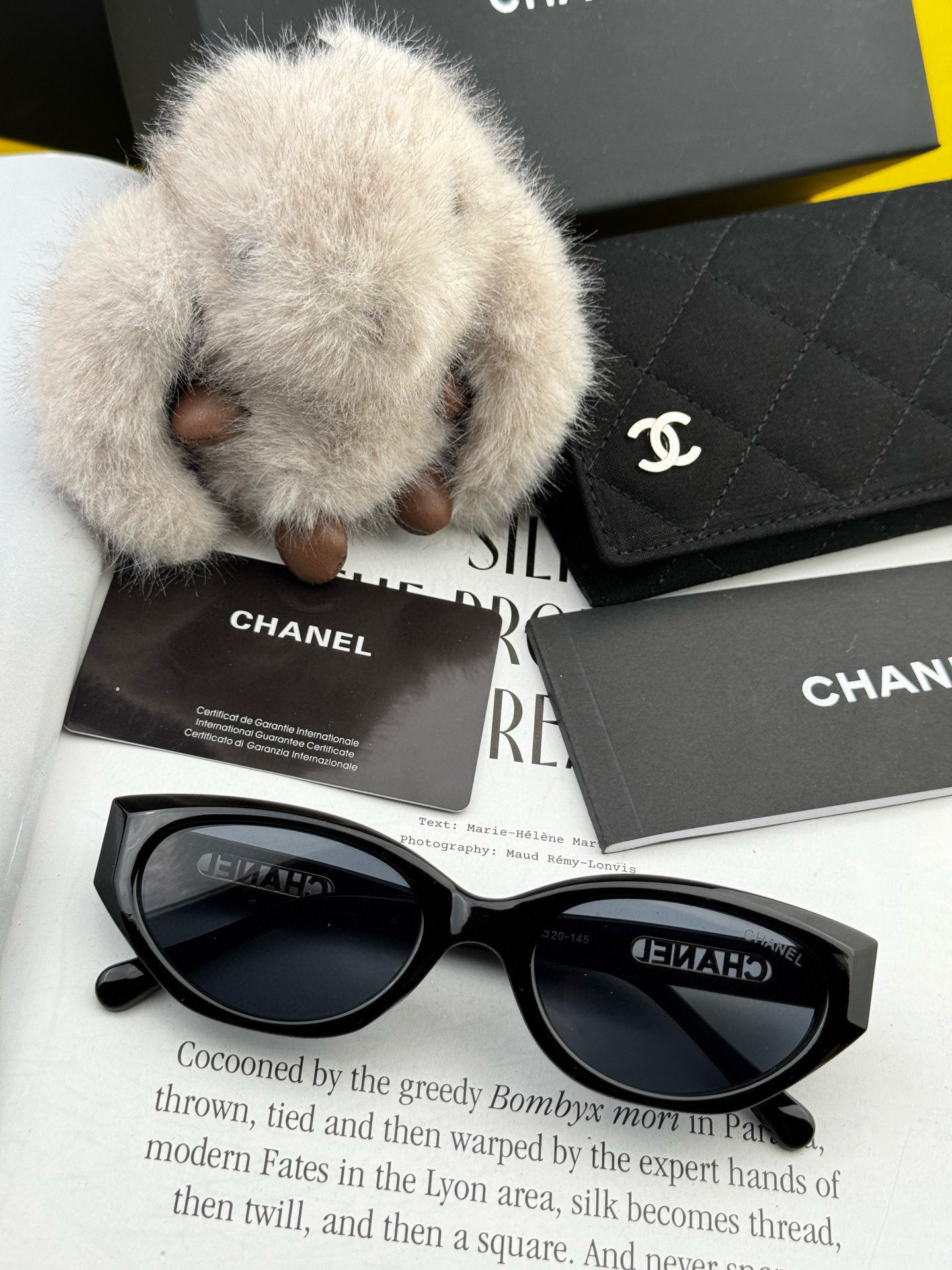    Chanel太阳镜墨镜  经典小框设计，不挑脸型，无论搭配大衣还是连衣裙都非常显气质太阳镜预防紫外