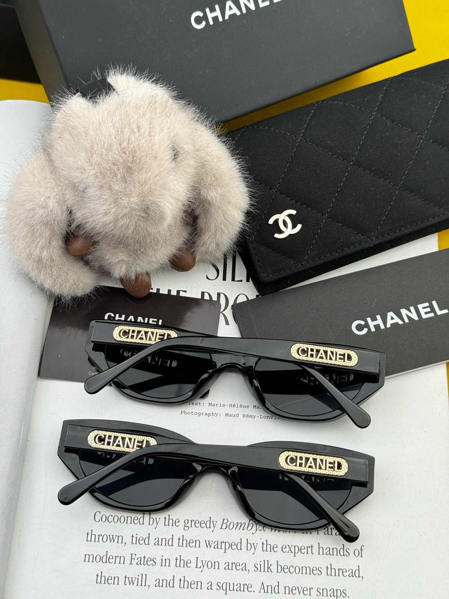    Chanel太阳镜墨镜  经典小框设计，不挑脸型，无论搭配大衣还是连衣裙都非常显气质太阳镜预防紫外