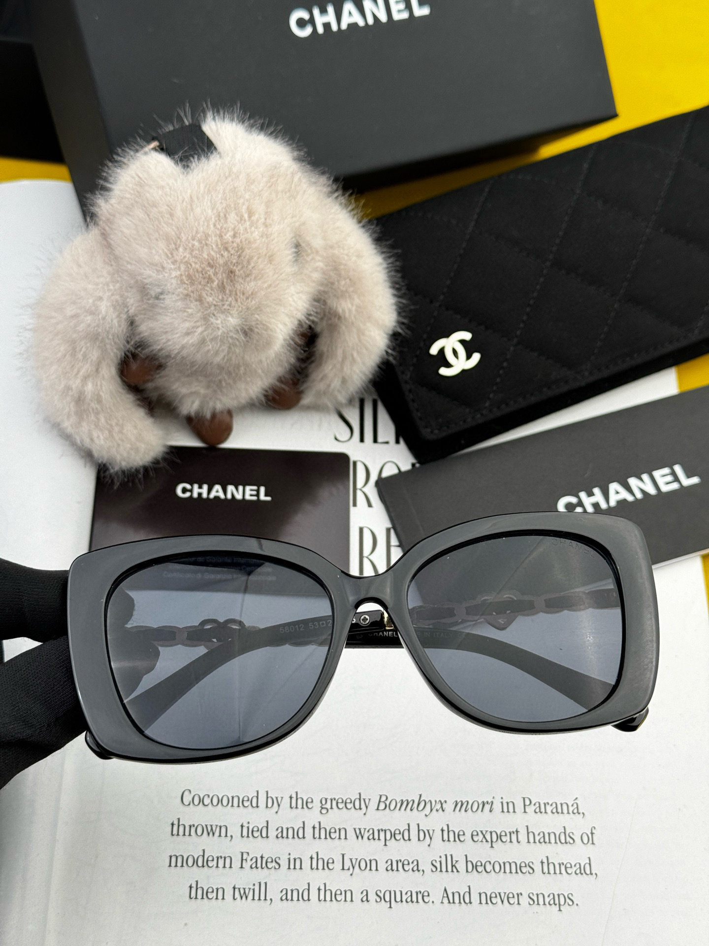    Chanel太阳镜墨镜  经典的方框设计，不挑脸型，无论搭配大衣还是连衣裙都非常显气质太阳镜预防紫