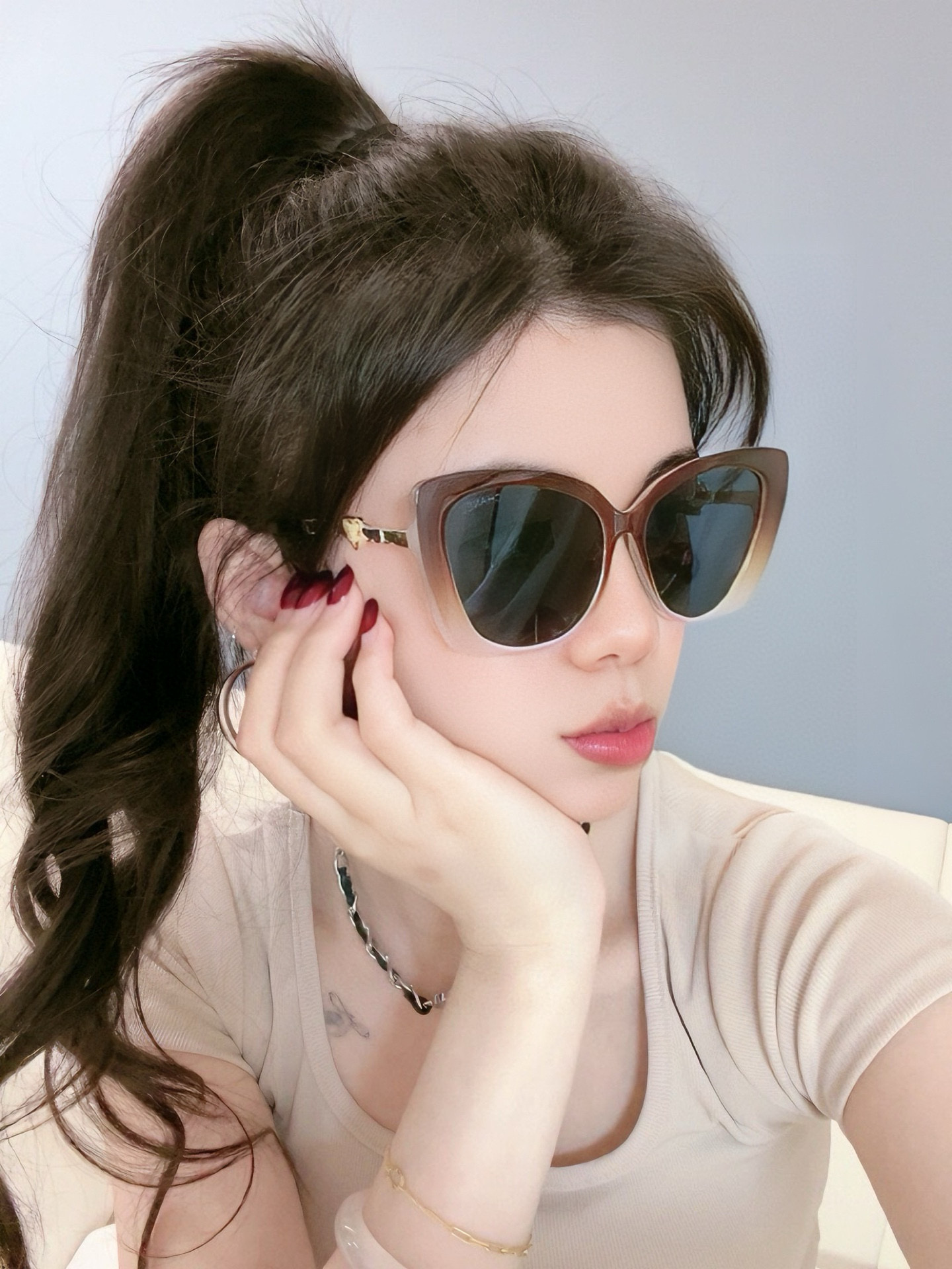    Chanel太阳镜墨镜  经典的方框设计，不挑脸型，无论搭配大衣还是连衣裙都非常显气质太阳镜预防紫