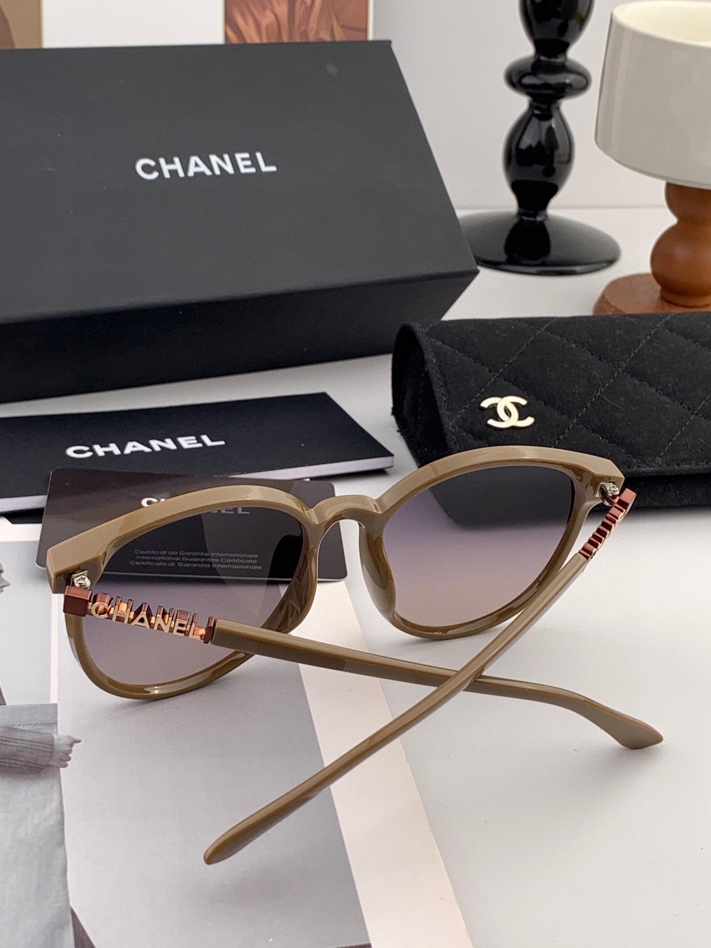   新品CHANEL 香奈儿太阳镜以独特魅力和前卫风格诠释春夏最新眼镜，质感超好佩带舒适 型号：CH83