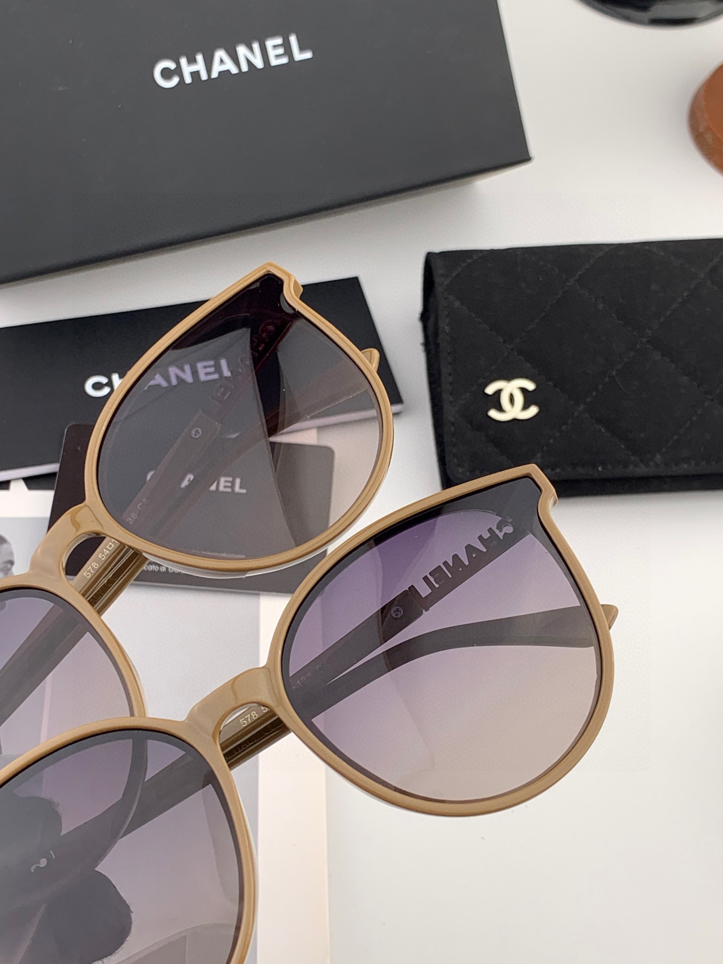   新品CHANEL 香奈儿太阳镜以独特魅力和前卫风格诠释春夏最新眼镜，质感超好佩带舒适 型号：CH83