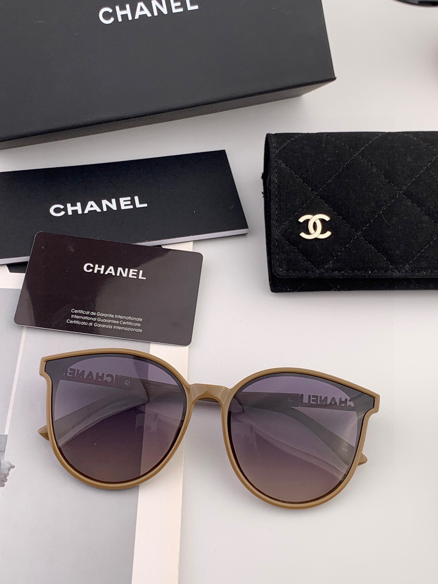   新品CHANEL 香奈儿太阳镜以独特魅力和前卫风格诠释春夏最新眼镜，质感超好佩带舒适 型号：CH83