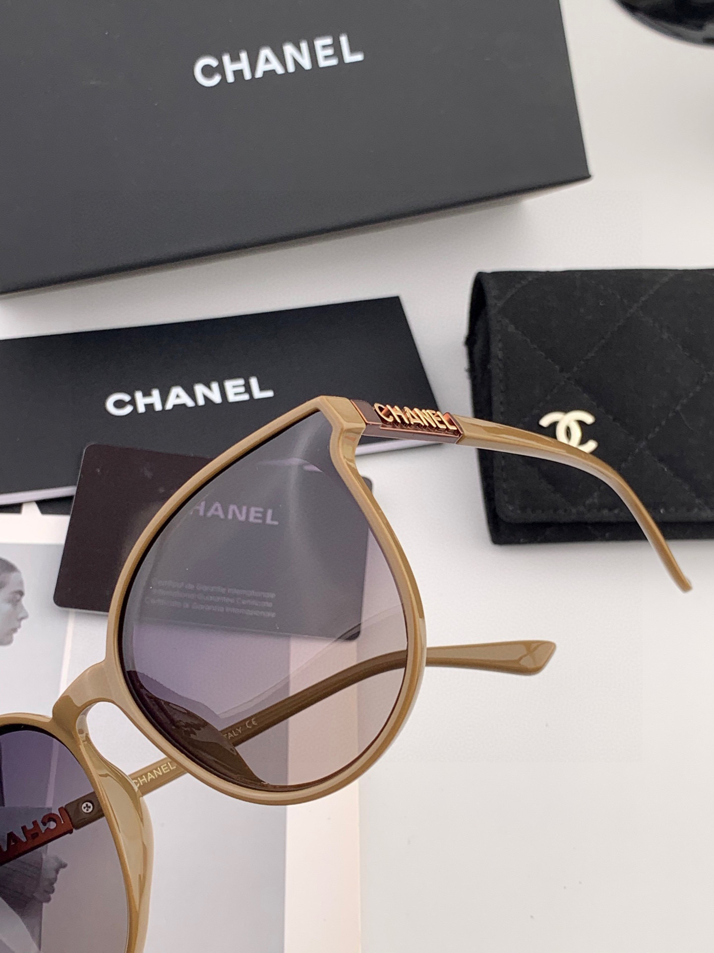   新品CHANEL 香奈儿太阳镜以独特魅力和前卫风格诠释春夏最新眼镜，质感超好佩带舒适 型号：CH83