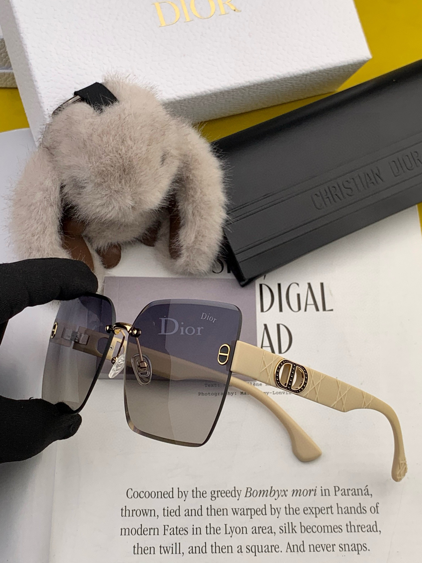   新品CHANEL 香奈儿太阳镜以独特魅力和前卫风格诠释春夏最新眼镜，质感超好佩带舒适 型号：CH45