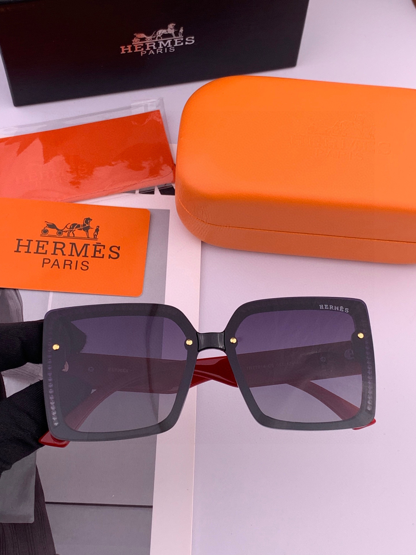  2025新款 爱马仕女士偏光太阳镜🕶️ 宝丽来高清镜片🎉高品质TR-90镜框 时尚百搭！
型号：H47