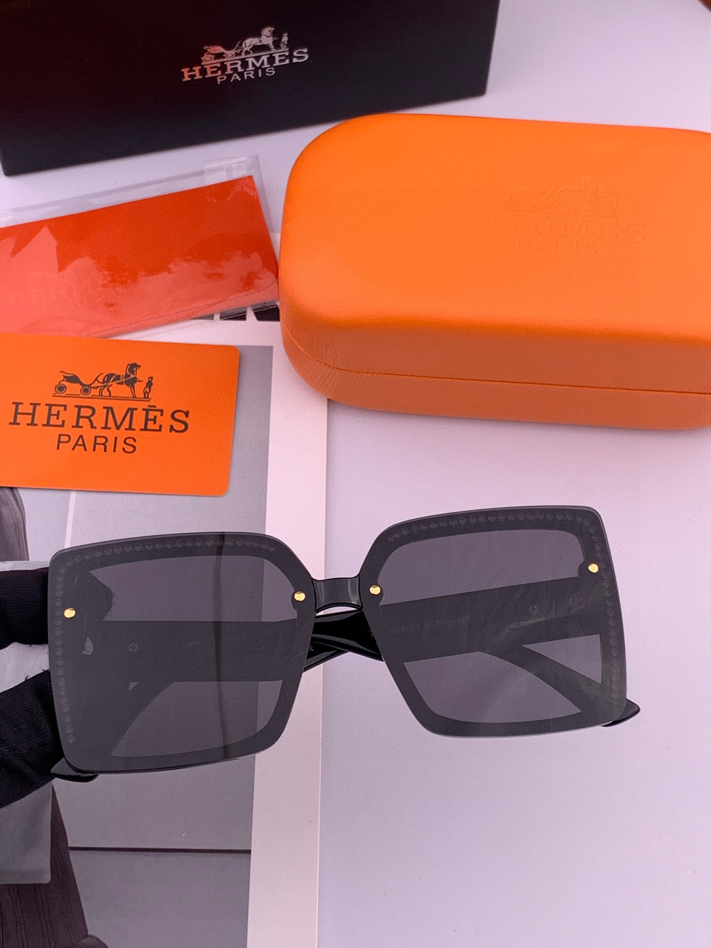  2025新款 爱马仕女士偏光太阳镜🕶️ 宝丽来高清镜片🎉高品质TR-90镜框 时尚百搭！
型号：H47