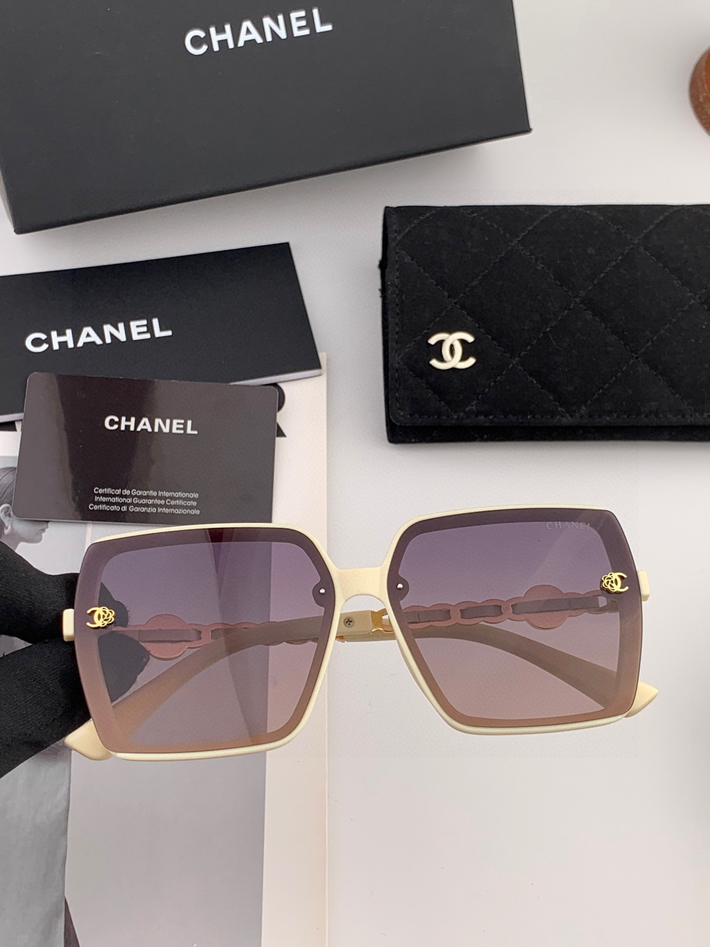  香奈儿 2025开春新款太阳镜 各路网红纷纷带起气场满分‼️ 俏皮甜美.上脸效果更佳.金属质感超好 型