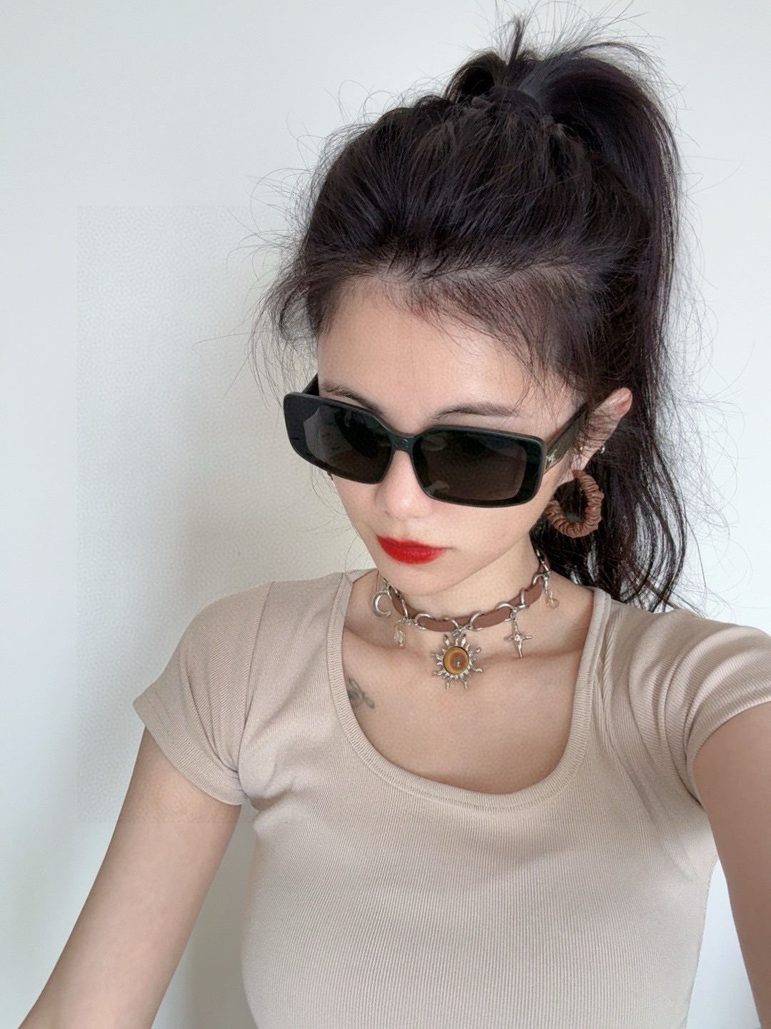    新品CHANEL 香奈儿太阳镜以独特魅力和前卫风格诠释春夏最新眼镜，质感超好佩带舒适 型号：CH3