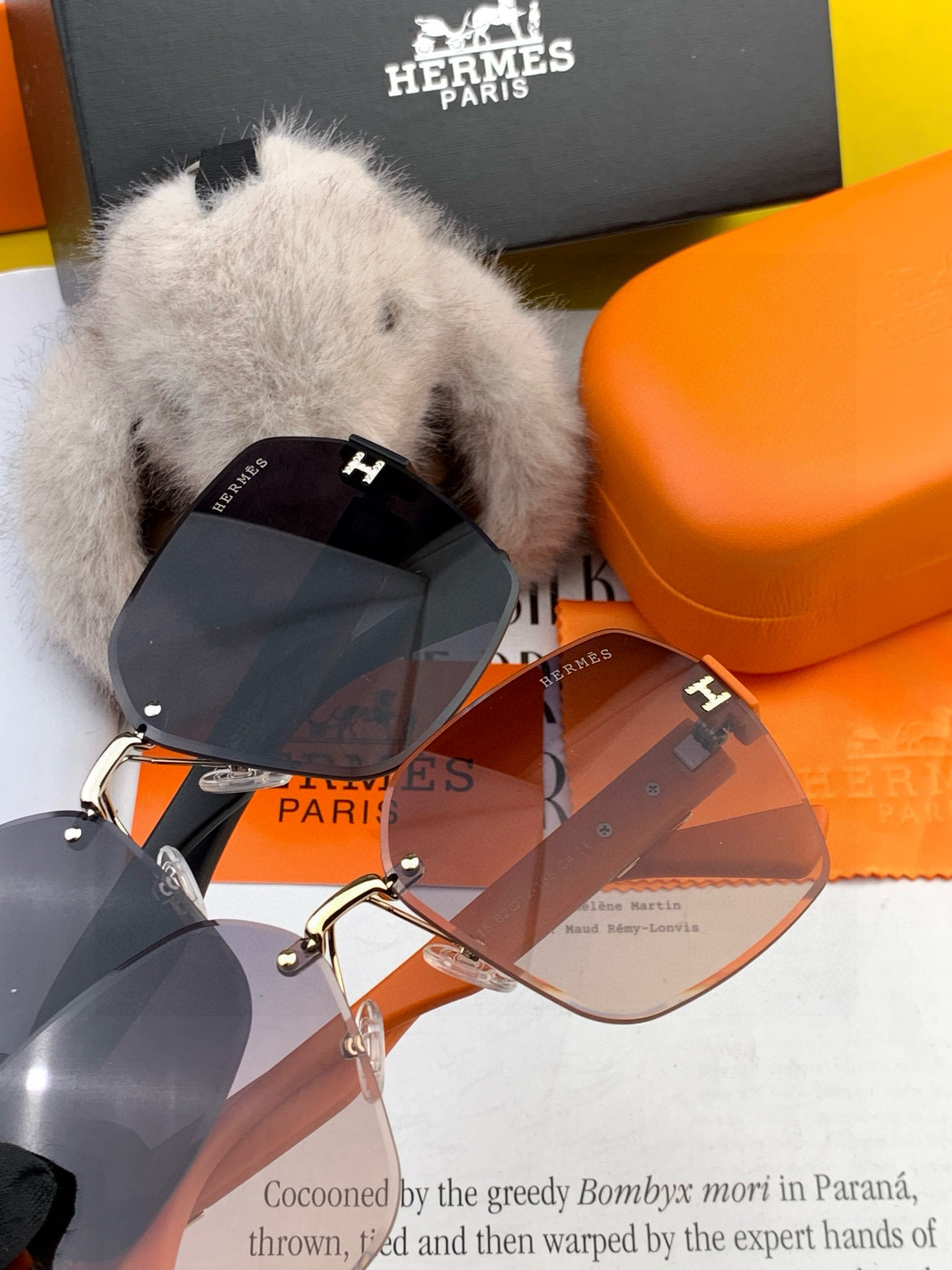   爱马仕   经典的方框设计，不挑脸型，无论搭配大衣还是连衣裙都非常显气质镜片预防紫外线 型号：H55