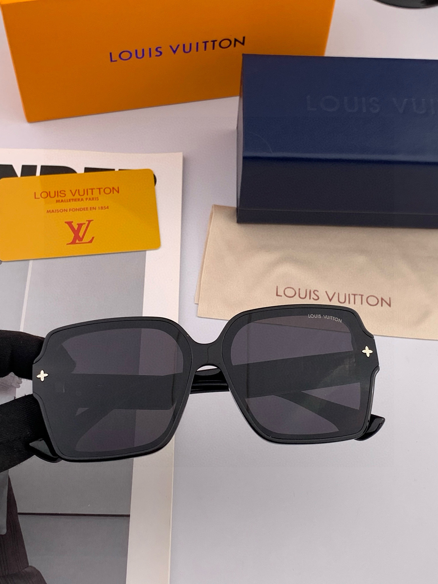  LV 2025新款女士方框太阳眼镜 开车墨镜 新款太阳镜  时尚大方 舒适轻盈 精致奢华 超轻 型号：