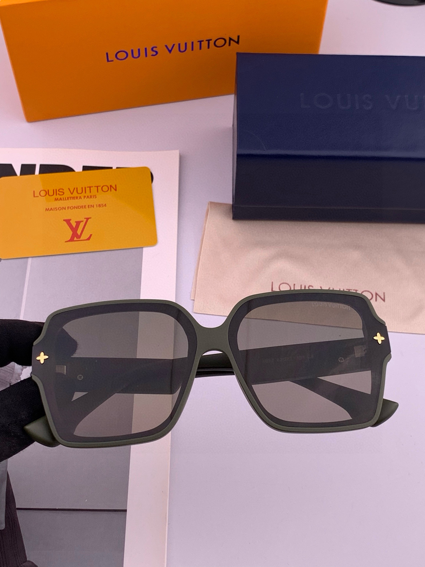  LV 2025新款女士方框太阳眼镜 开车墨镜 新款太阳镜  时尚大方 舒适轻盈 精致奢华 超轻 型号：