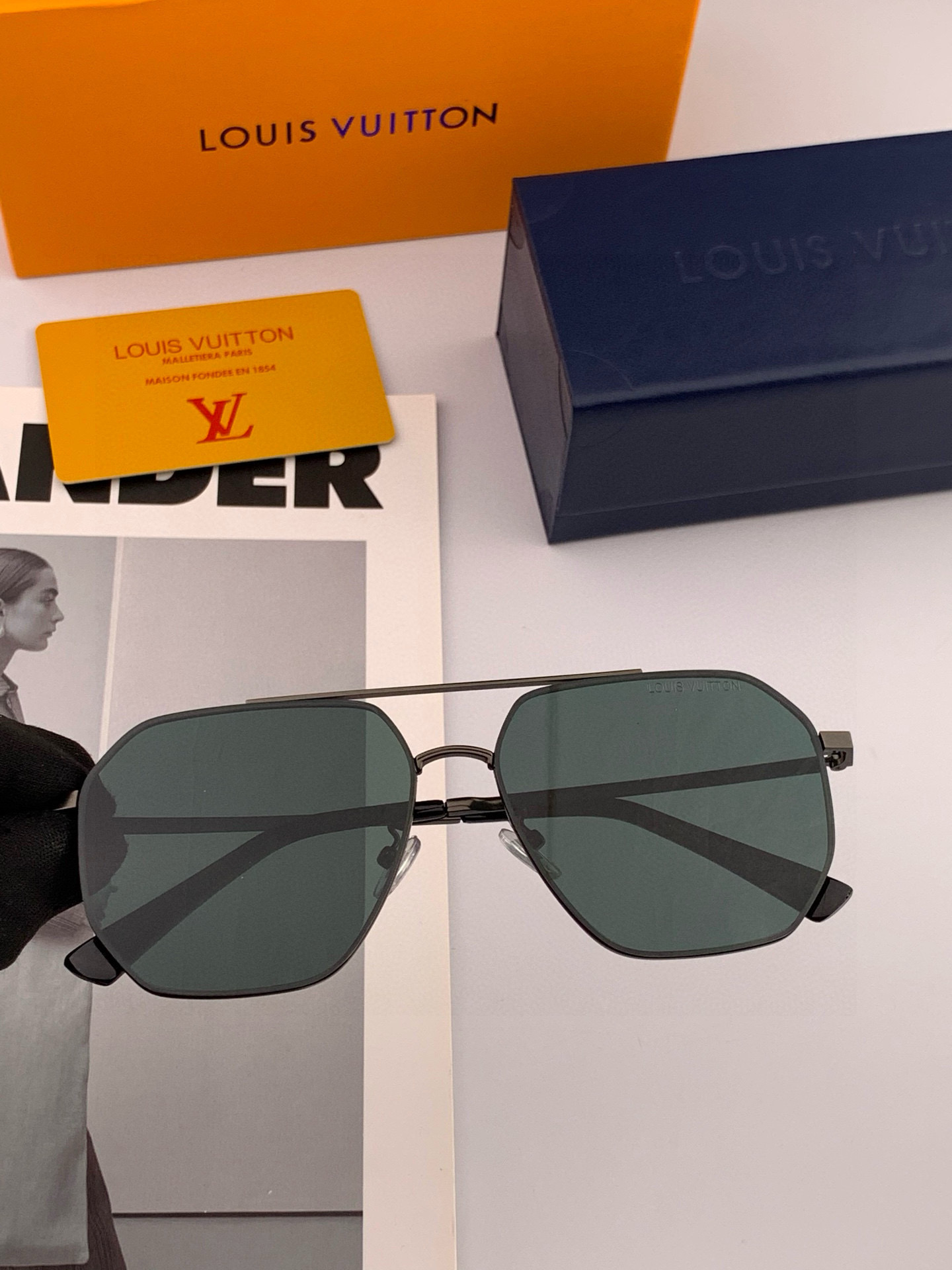       LV 男款炫彩飞行员偏光太阳镜 ❤️材质：高清尼龙加厚卡槽高清偏光镜片 🌹无边框镜架💕颜👍型