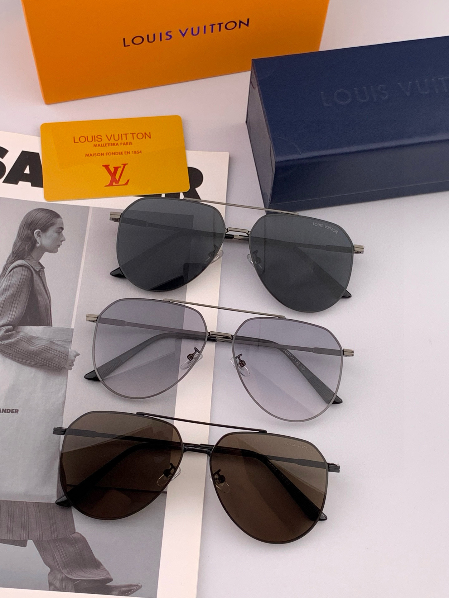      LV 男款炫彩飞行员偏光太阳镜 ❤️材质：高清尼龙加厚卡槽高清偏光镜片 🌹无边框镜架💕颜👍型
