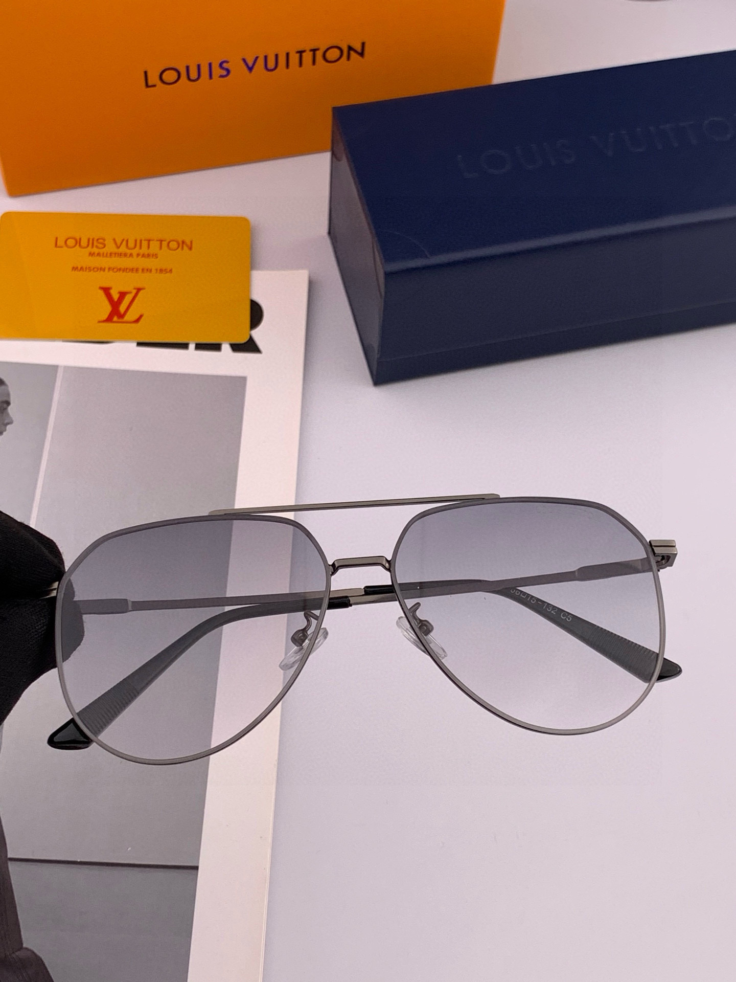       LV 男款炫彩飞行员偏光太阳镜 ❤️材质：高清尼龙加厚卡槽高清偏光镜片 🌹无边框镜架💕颜👍型