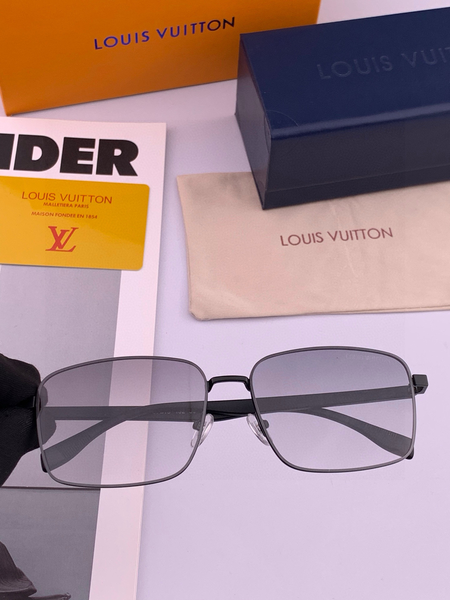       LV 男款炫彩飞行员偏光太阳镜 ❤️材质：高清尼龙加厚卡槽高清偏光镜片 🌹无边框镜架💕颜👍型