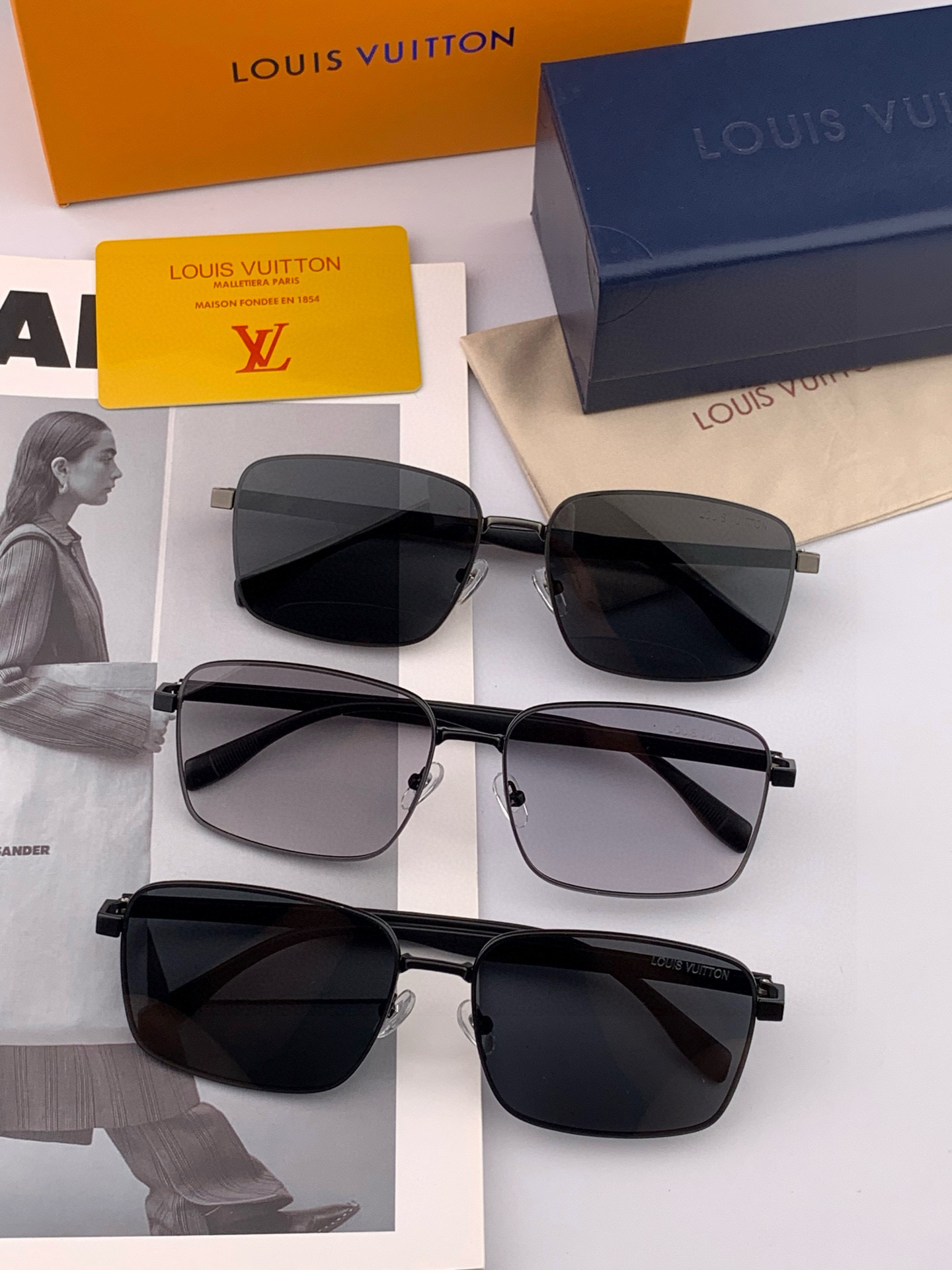       LV 男款炫彩飞行员偏光太阳镜 ❤️材质：高清尼龙加厚卡槽高清偏光镜片 🌹无边框镜架💕颜👍型