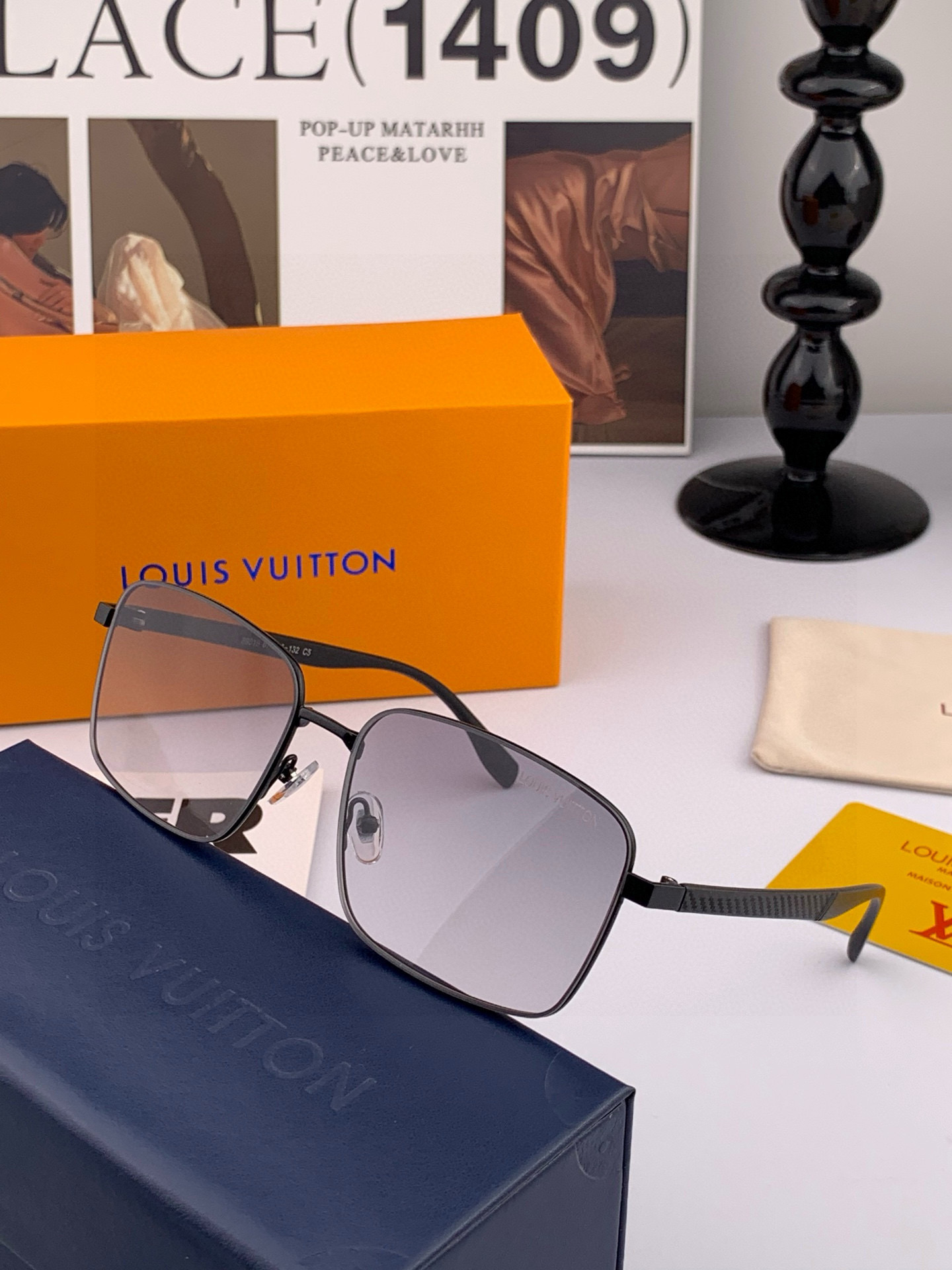       LV 男款炫彩飞行员偏光太阳镜 ❤️材质：高清尼龙加厚卡槽高清偏光镜片 🌹无边框镜架💕颜👍型