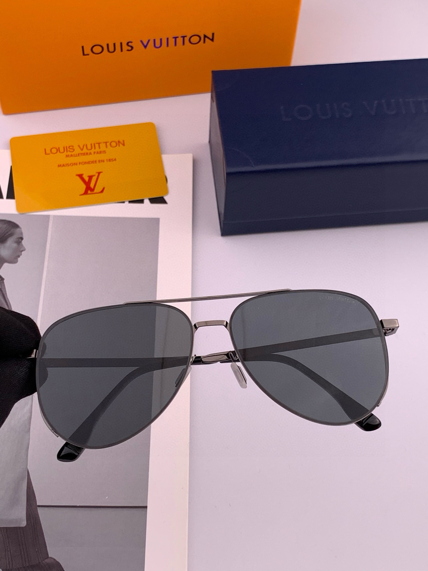       LV 男款炫彩飞行员偏光太阳镜 ❤️材质：高清尼龙加厚卡槽高清偏光镜片 🌹无边框镜架💕颜👍型