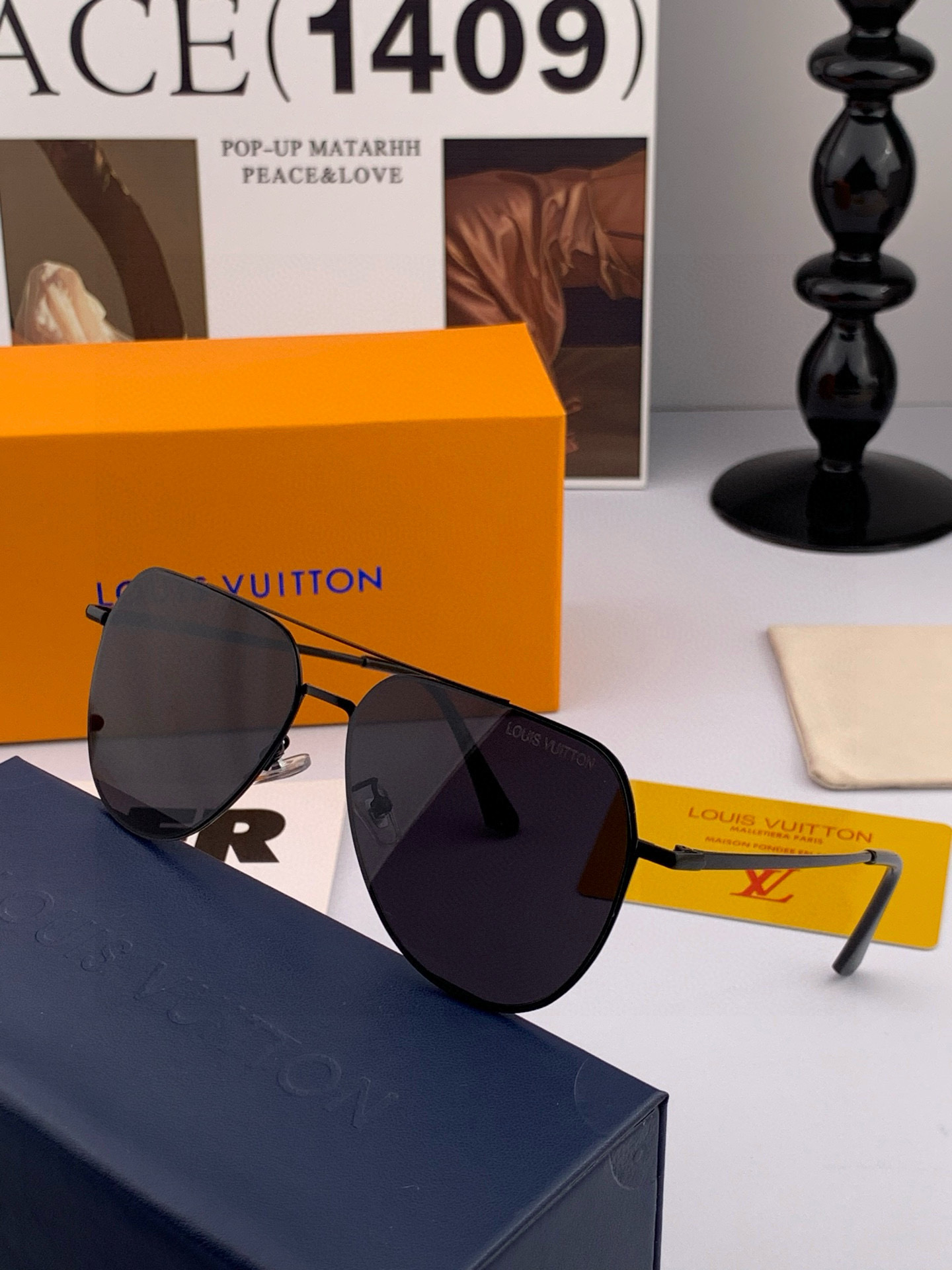       LV 男款炫彩飞行员偏光太阳镜 ❤️材质：高清尼龙加厚卡槽高清偏光镜片 🌹无边框镜架💕颜👍型