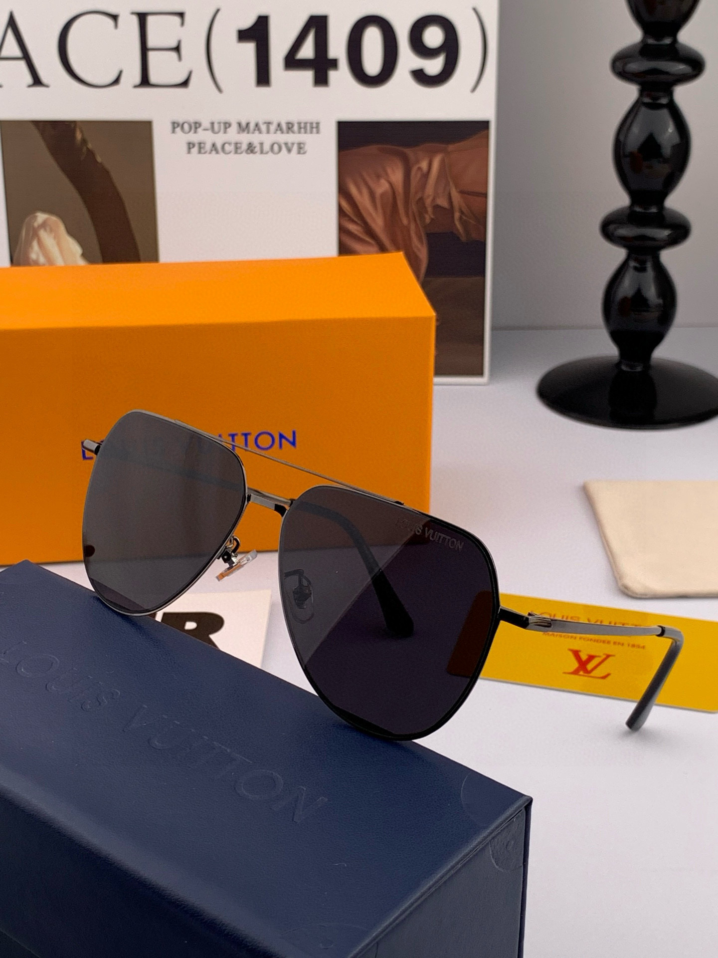       LV 男款炫彩飞行员偏光太阳镜 ❤️材质：高清尼龙加厚卡槽高清偏光镜片 🌹无边框镜架💕颜👍型