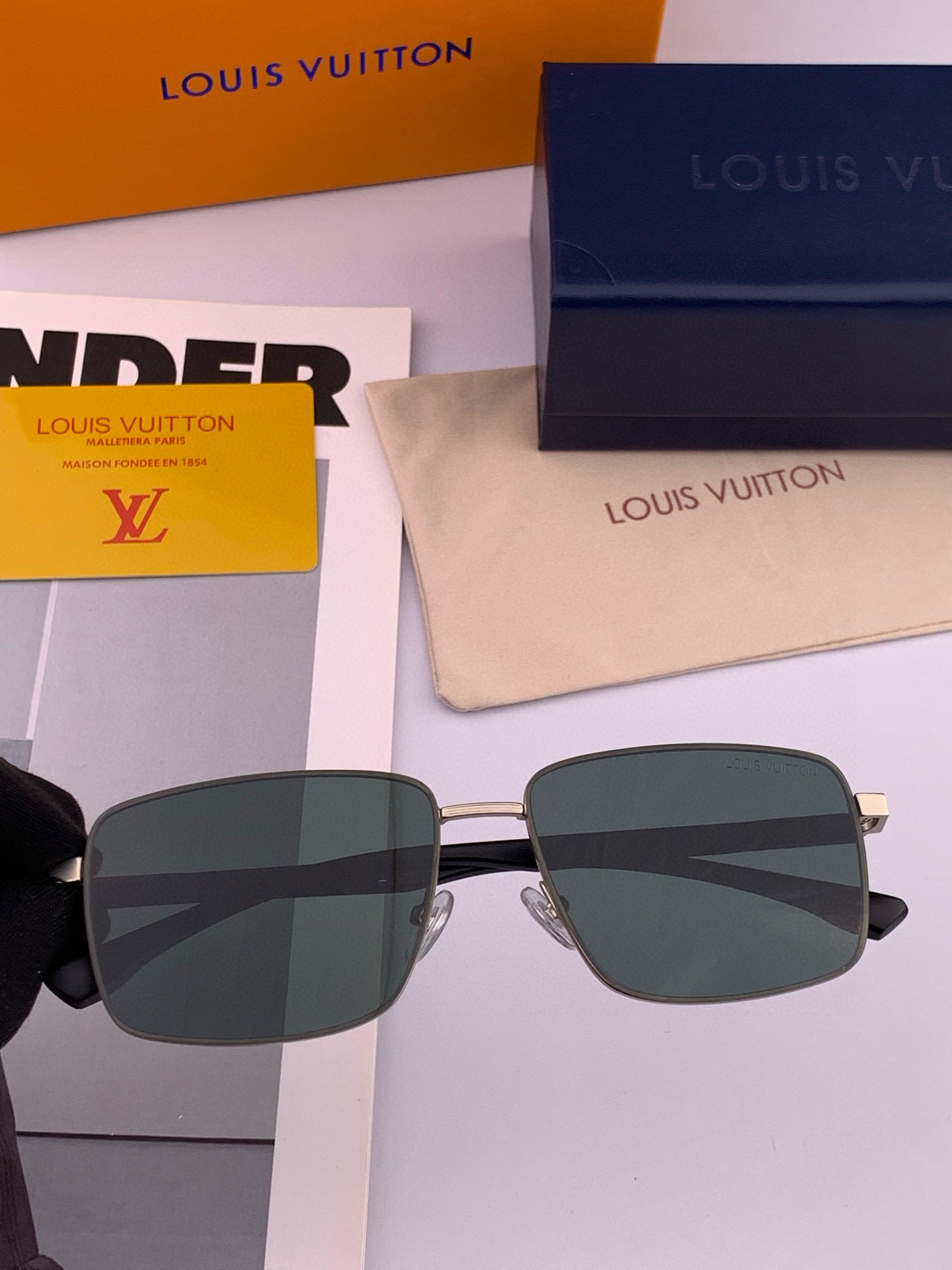       LV 男款炫彩飞行员偏光太阳镜 ❤️材质：高清尼龙加厚卡槽高清偏光镜片 🌹无边框镜架💕颜👍型