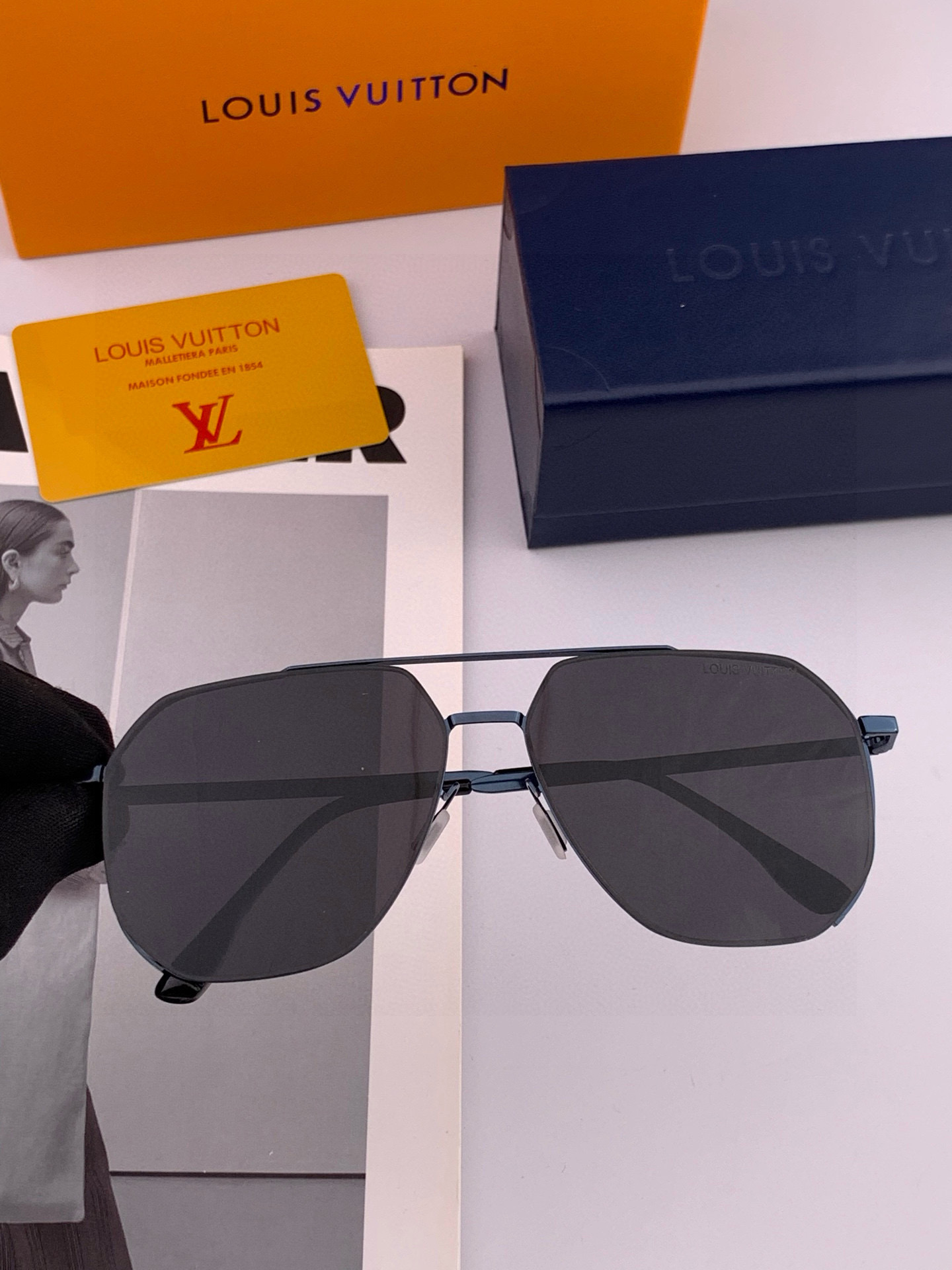       LV 男款炫彩飞行员偏光太阳镜 ❤️材质：高清尼龙加厚卡槽高清偏光镜片 🌹无边框镜架💕颜👍型