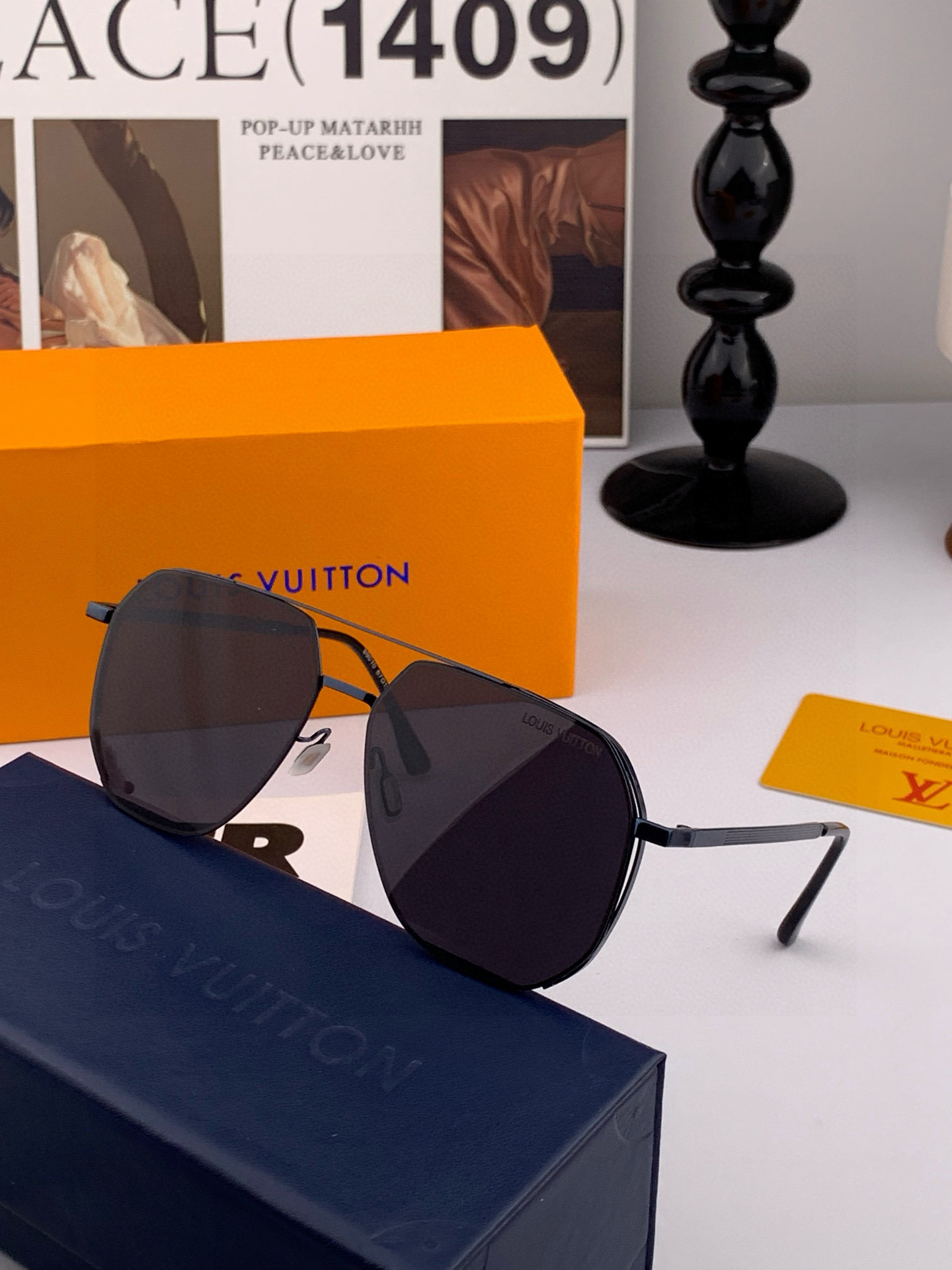       LV 男款炫彩飞行员偏光太阳镜 ❤️材质：高清尼龙加厚卡槽高清偏光镜片 🌹无边框镜架💕颜👍型