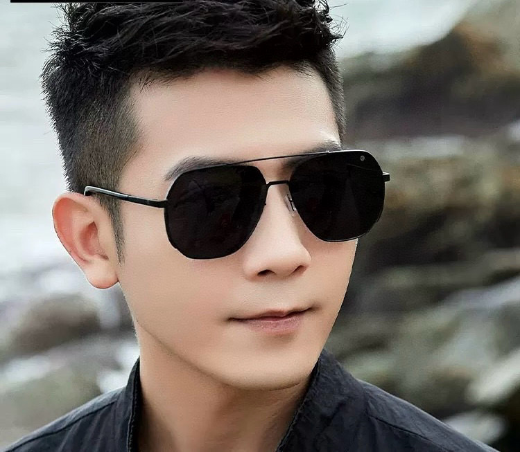       LV 男款炫彩飞行员偏光太阳镜 ❤️材质：高清尼龙加厚卡槽高清偏光镜片 🌹无边框镜架💕颜👍型