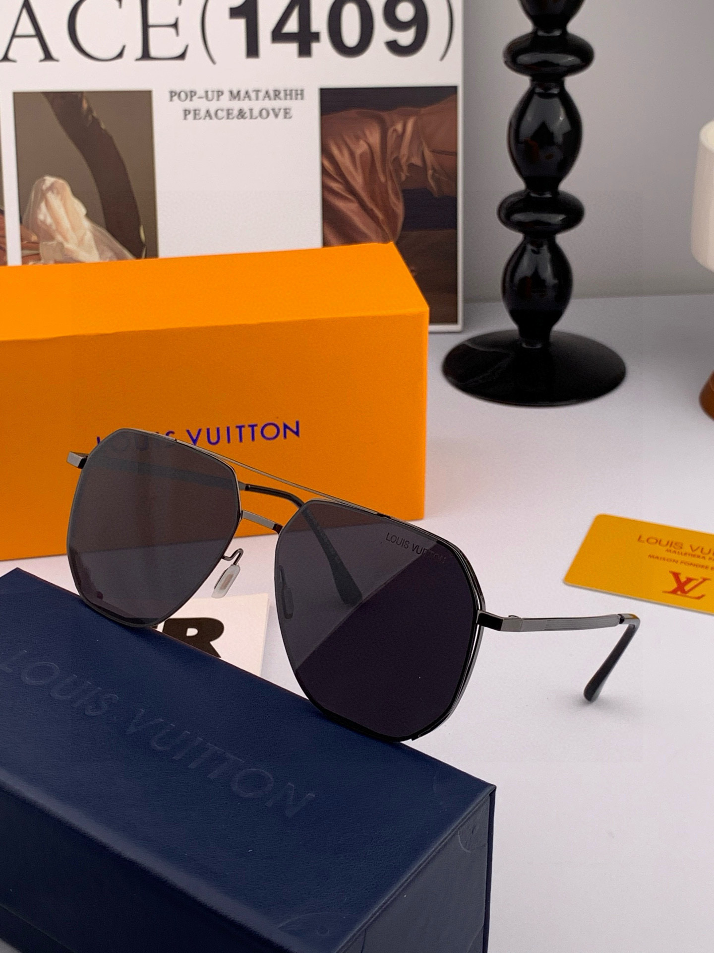       LV 男款炫彩飞行员偏光太阳镜 ❤️材质：高清尼龙加厚卡槽高清偏光镜片 🌹无边框镜架💕颜👍型