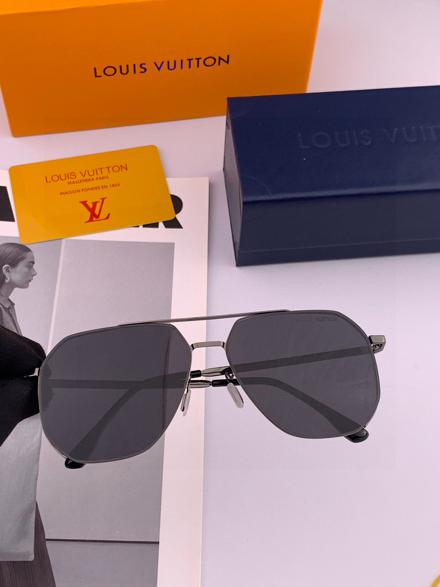       LV 男款炫彩飞行员偏光太阳镜 ❤️材质：高清尼龙加厚卡槽高清偏光镜片 🌹无边框镜架💕颜👍型