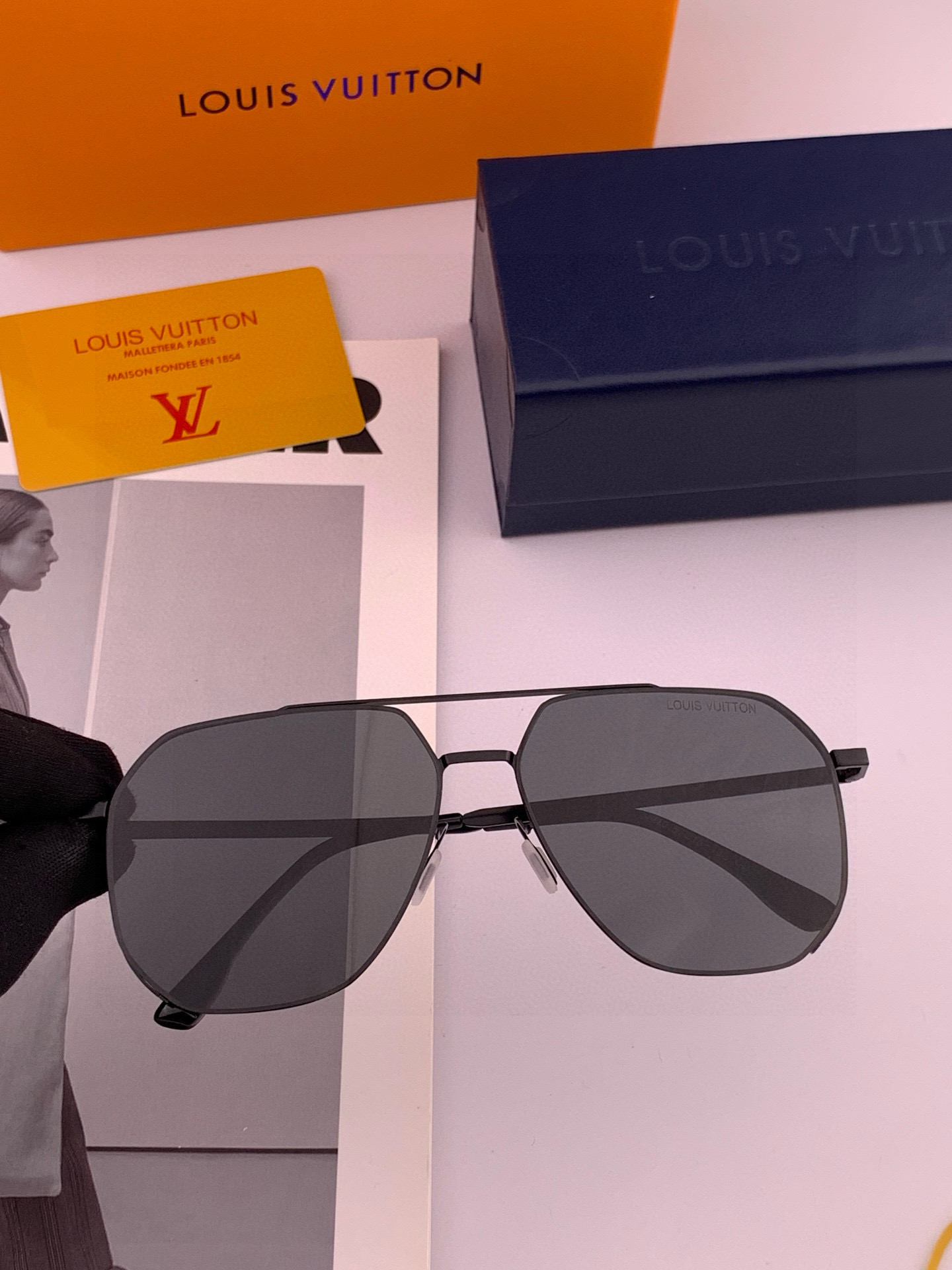       LV 男款炫彩飞行员偏光太阳镜 ❤️材质：高清尼龙加厚卡槽高清偏光镜片 🌹无边框镜架💕颜👍型