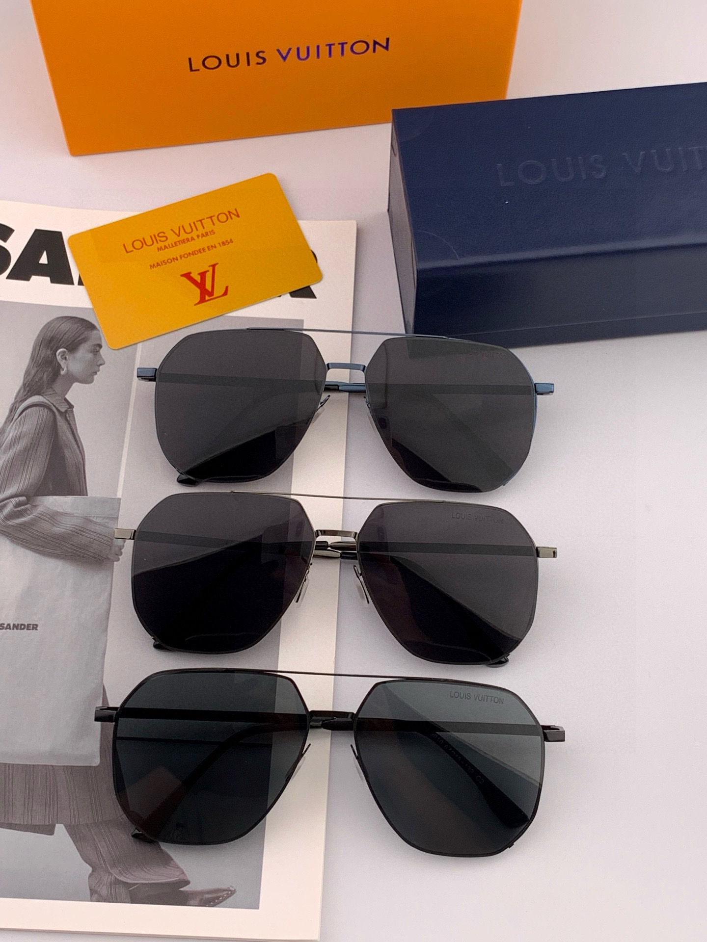       LV 男款炫彩飞行员偏光太阳镜 ❤️材质：高清尼龙加厚卡槽高清偏光镜片 🌹无边框镜架💕颜👍型