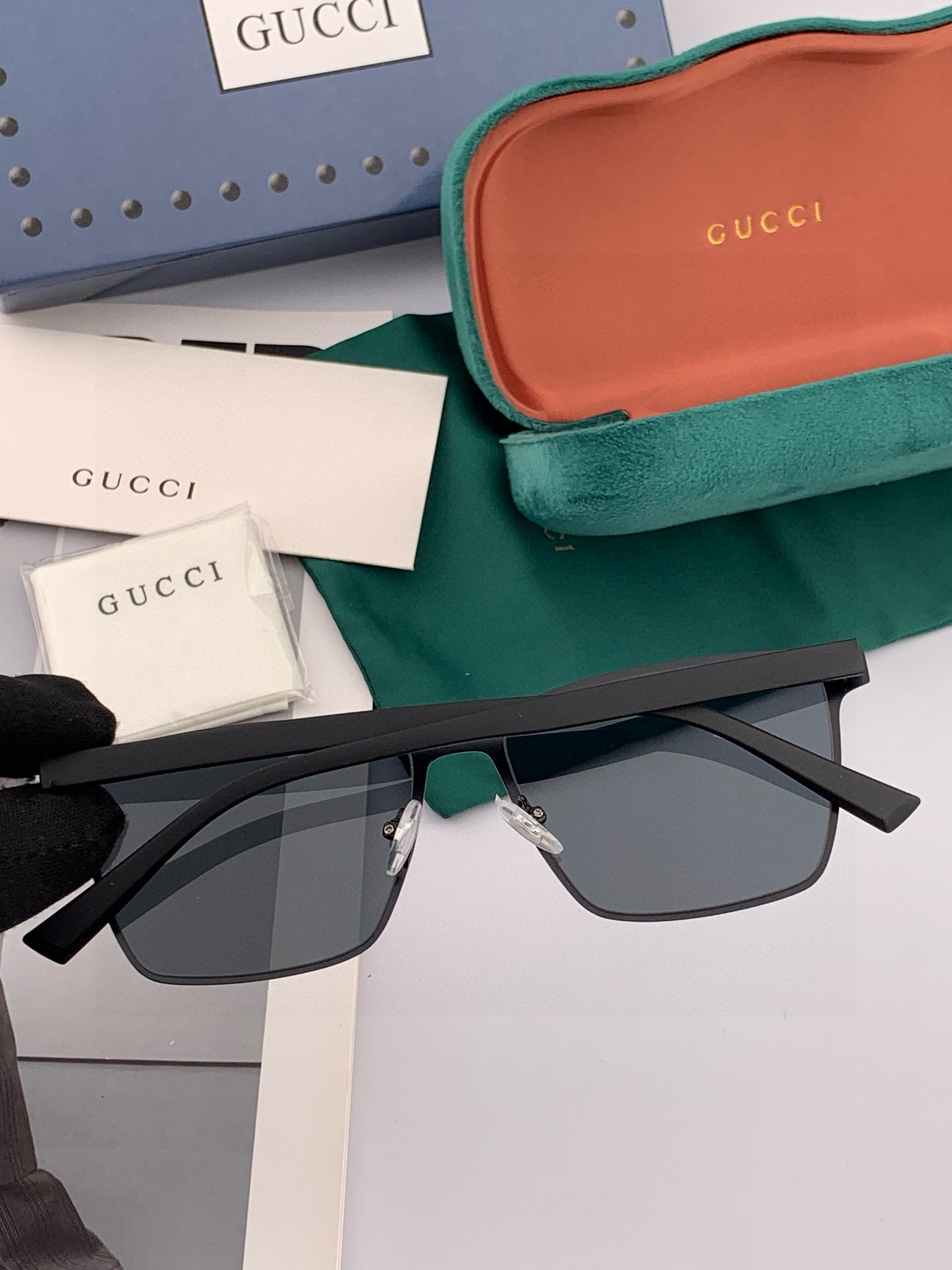        GUCCI 男款炫彩飞行员偏光太阳镜 ❤️材质：高清尼龙加厚卡槽高清偏光镜片 🌹无边框镜架