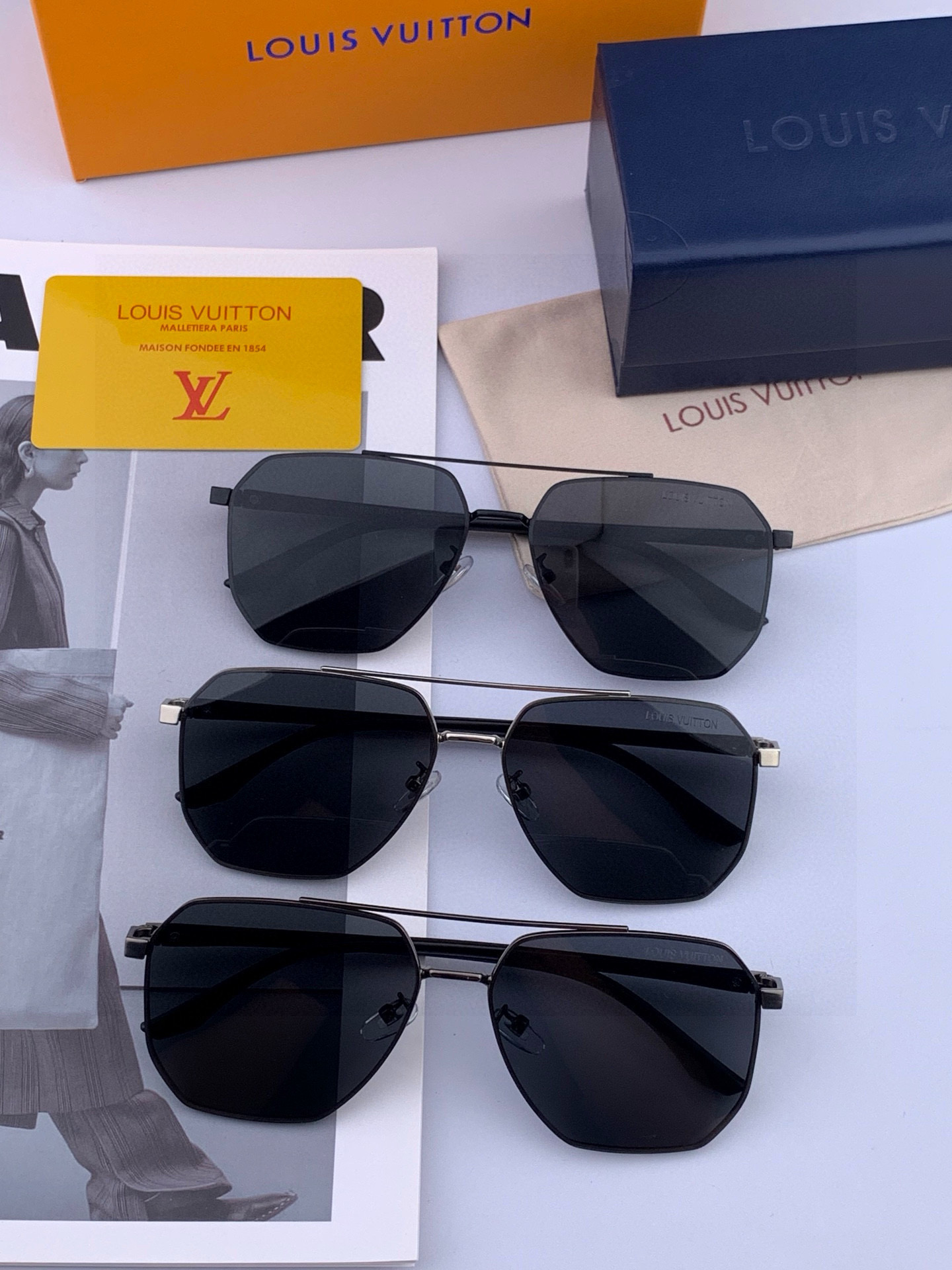       LV 男款炫彩飞行员偏光太阳镜 ❤️材质：高清尼龙加厚卡槽高清偏光镜片 🌹无边框镜架💕颜👍型