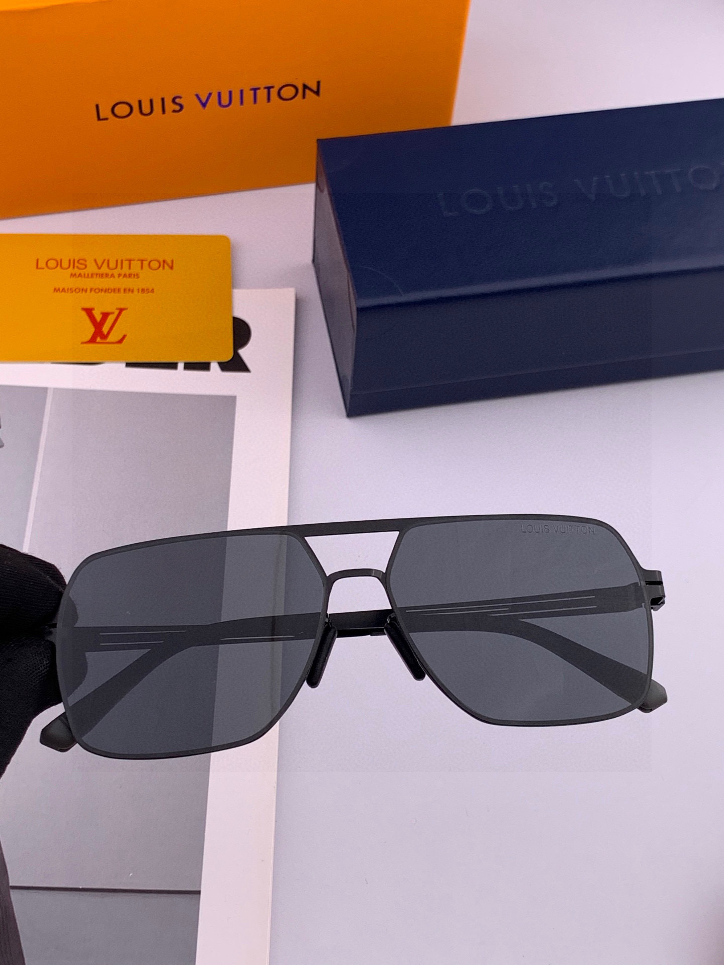 ♦️LV 2025新款男女情侣款太阳镜多边形墨镜iP电镀永不褪色 超轻超有弹性整幅眼镜无螺丝重要的是压不