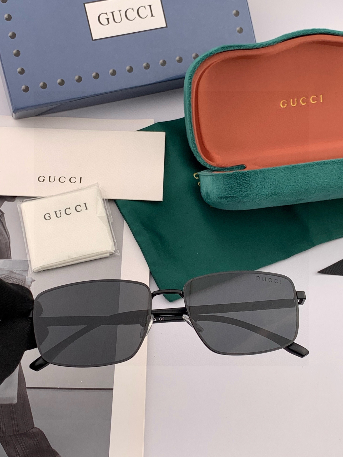        GUCCI 男款炫彩飞行员偏光太阳镜 ❤️材质：高清尼龙加厚卡槽高清偏光镜片 🌹无边框镜架