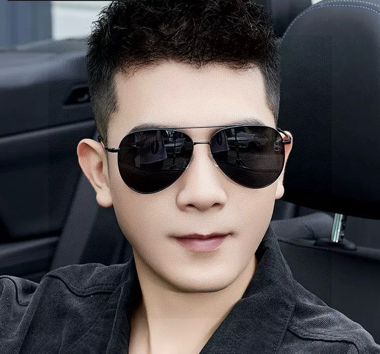       LV 男款炫彩飞行员偏光太阳镜 ❤️材质：高清尼龙加厚卡槽高清偏光镜片 🌹无边框镜架💕颜👍型