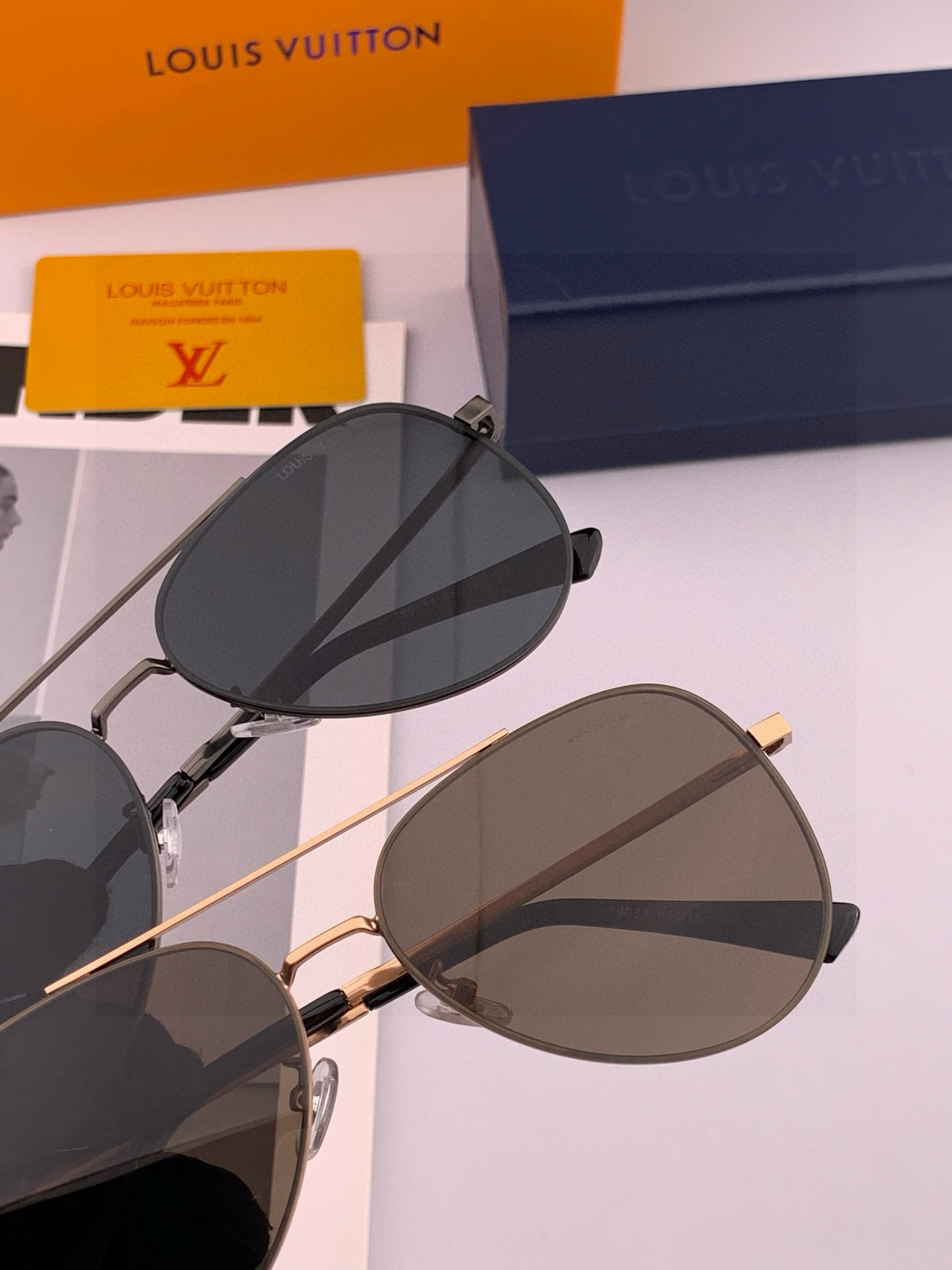       LV 男款炫彩飞行员偏光太阳镜 ❤️材质：高清尼龙加厚卡槽高清偏光镜片 🌹无边框镜架💕颜👍型