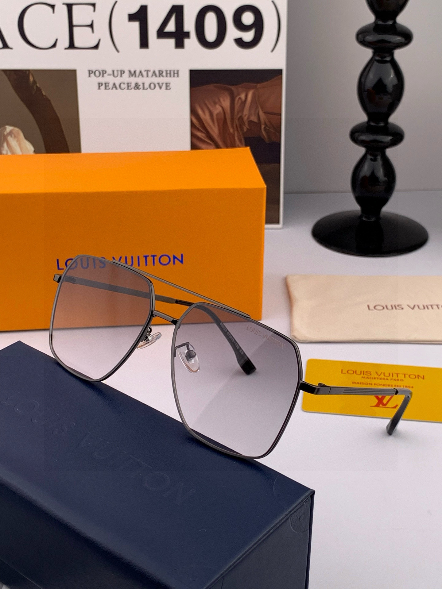       LV 男款炫彩飞行员偏光太阳镜 ❤️材质：高清尼龙加厚卡槽高清偏光镜片 🌹无边框镜架💕颜👍型