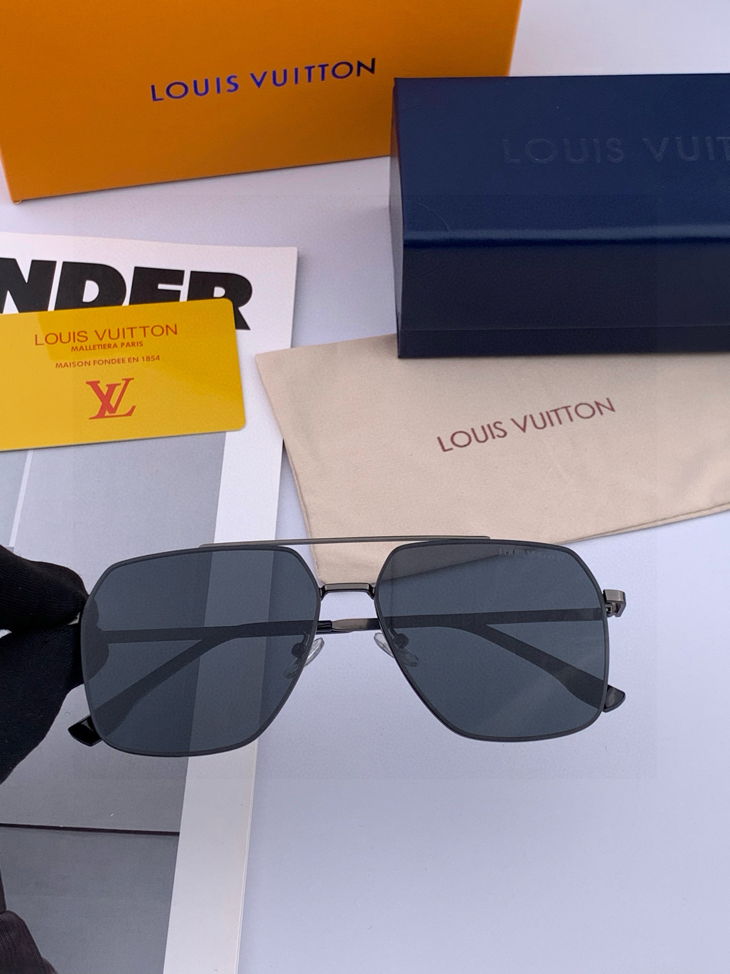       LV 男款炫彩飞行员偏光太阳镜 ❤️材质：高清尼龙加厚卡槽高清偏光镜片 🌹无边框镜架💕颜👍型