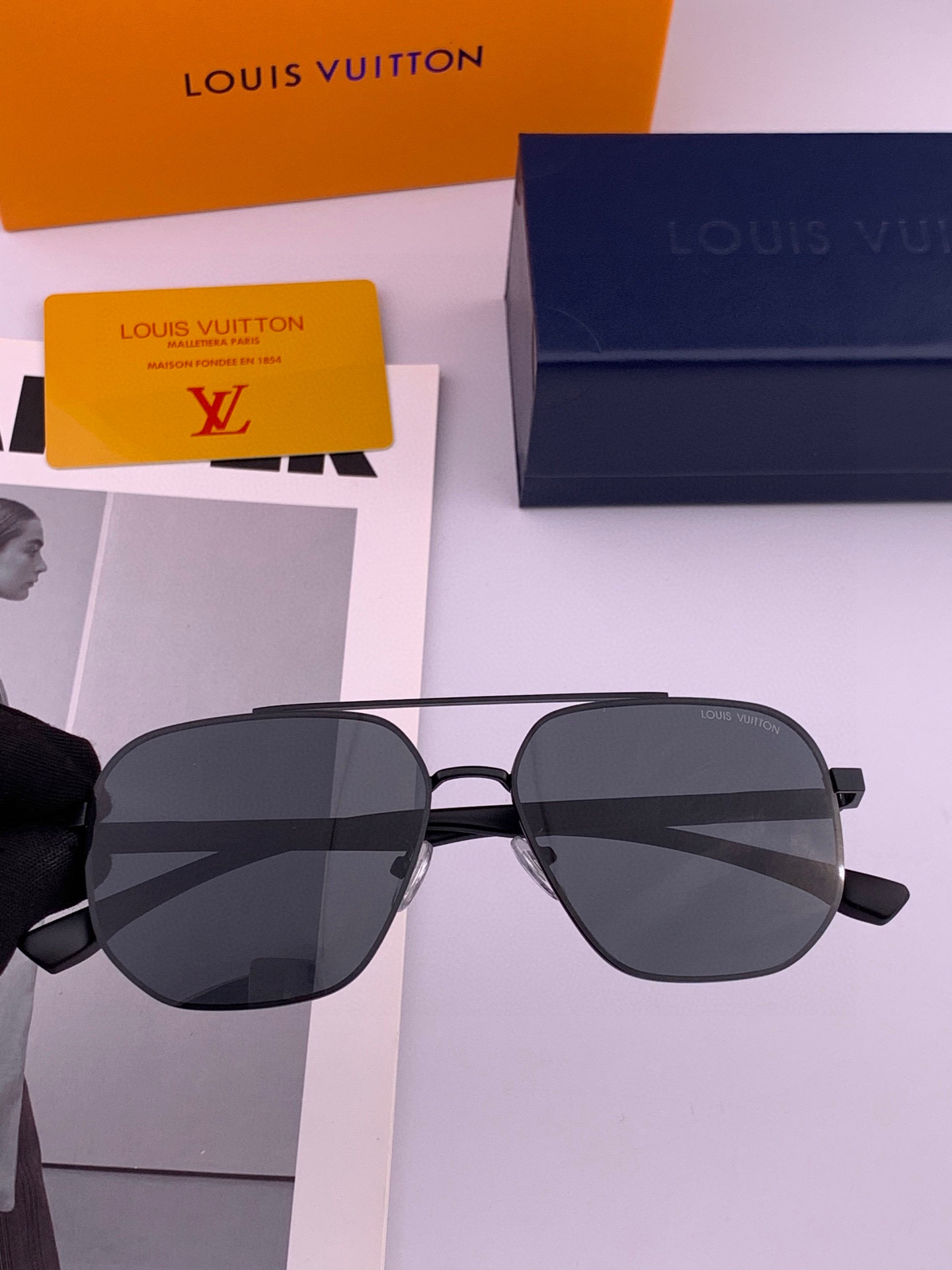       LV 男款炫彩飞行员偏光太阳镜 ❤️材质：高清尼龙加厚卡槽高清偏光镜片 🌹无边框镜架💕颜👍型